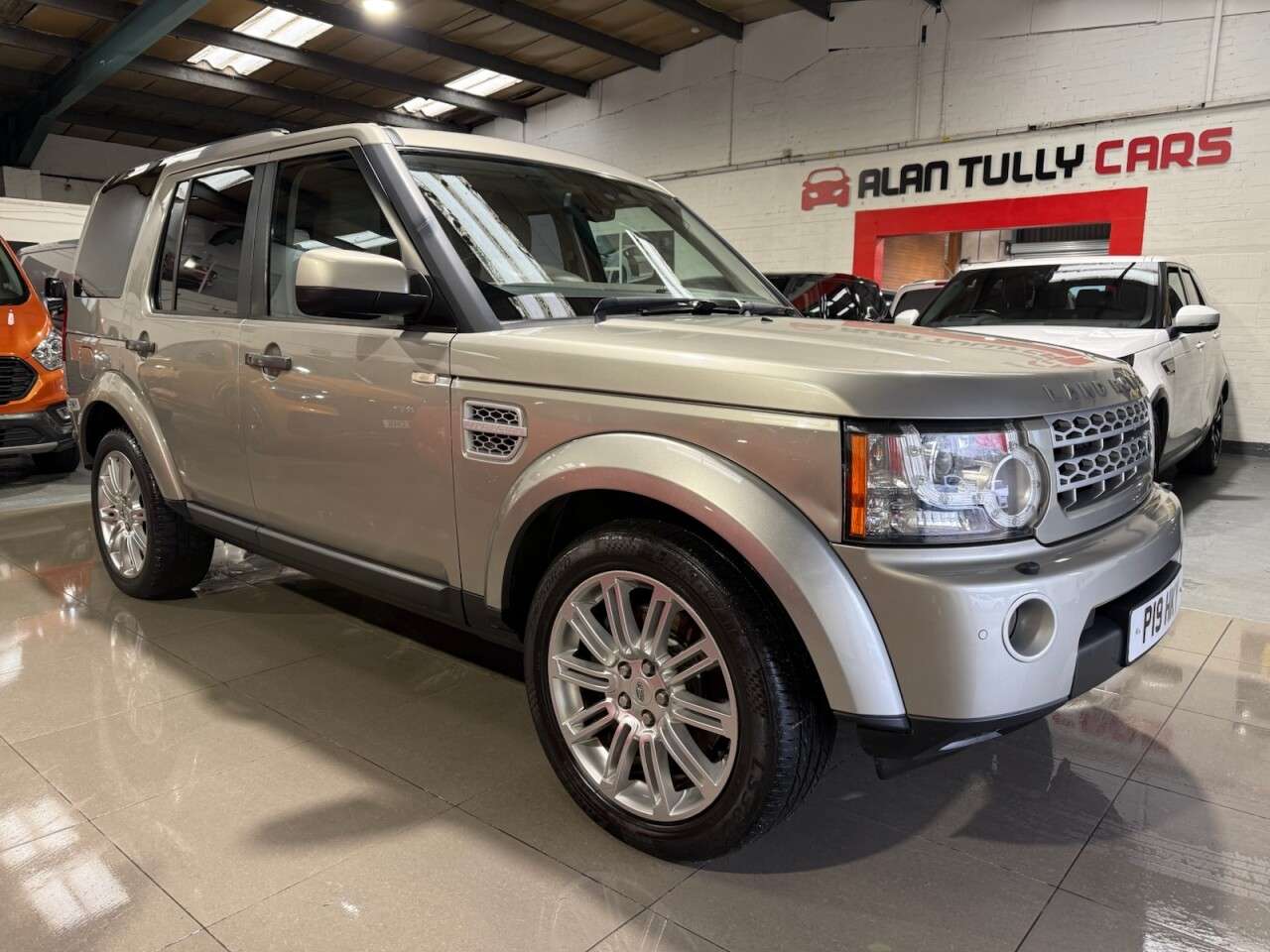 A 2011 LAND ROVER DISCOVERY 4 3.0 SD V6 HSE SUV 5dr Diesel CommandShift 4WD Euro 5 (245 ps) A 2011 LAND ROVER DISCOVERY 4 3.0 SD V6 HSE SUV 5dr Diesel CommandShift 4WD Euro 5 (245 ps)