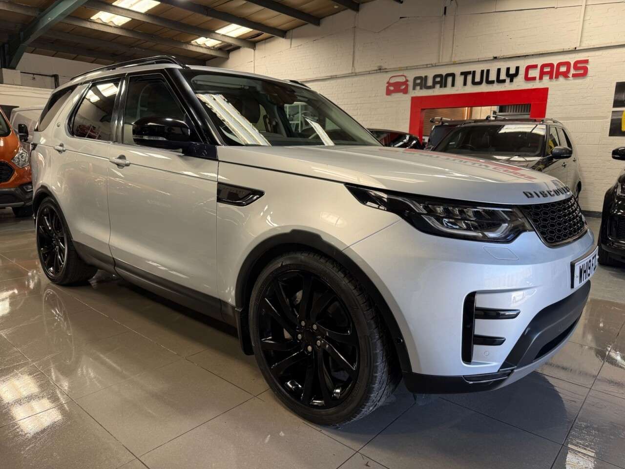 A 2019 LAND ROVER DISCOVERY 3.0 SD V6 Anniversary Edition SUV 5dr Diesel Auto 4WD Euro 6 (s/s) (306 ps) A 2019 LAND ROVER DISCOVERY 3.0 SD V6 Anniversary Edition SUV 5dr Diesel Auto 4WD Euro 6 (s/s) (306 ps)
