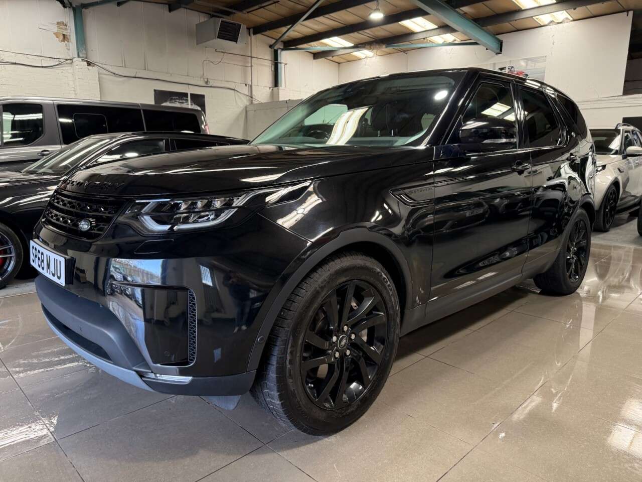 A 2018 LAND ROVER DISCOVERY 3.0 SD V6 HSE SUV 5dr Diesel Auto 4WD Euro 6 (s/s) (306 ps) A 2018 LAND ROVER DISCOVERY 3.0 SD V6 HSE SUV 5dr Diesel Auto 4WD Euro 6 (s/s) (306 ps)