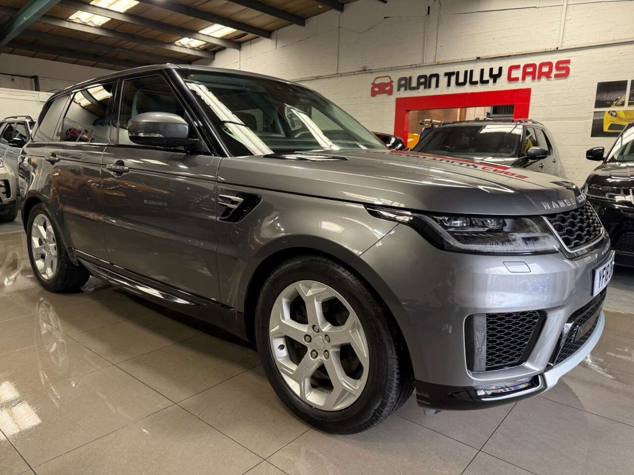 A 2018 LAND ROVER RANGE ROVER SPORT 3.0 SD V6 HSE SUV 5dr Diesel Auto 4WD Euro 6 (s/s) (306 ps) A 2018 LAND ROVER RANGE ROVER SPORT 3.0 SD V6 HSE SUV 5dr Diesel Auto 4WD Euro 6 (s/s) (306 ps)