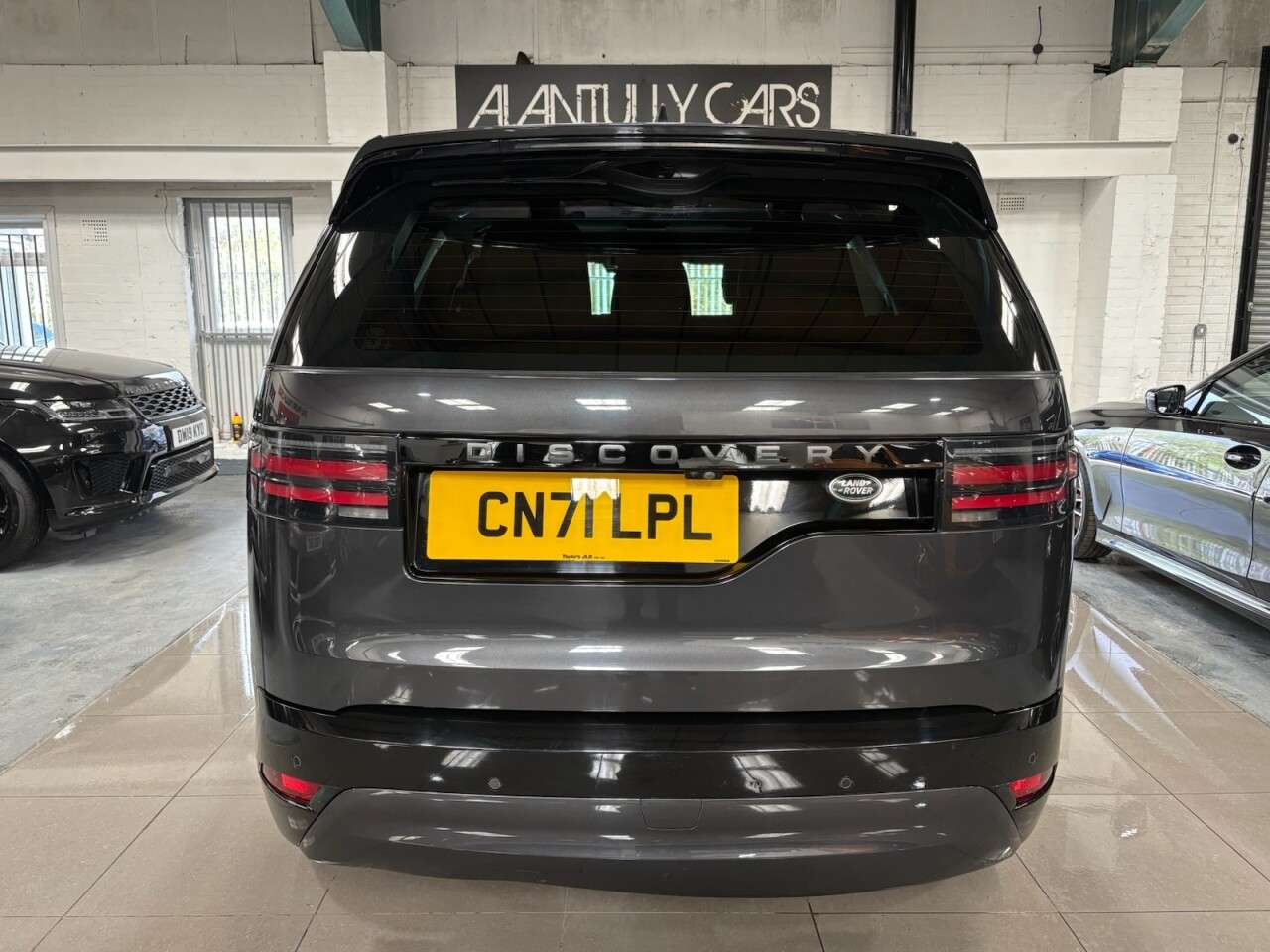A 2021 LAND ROVER DISCOVERY R-DYNAMIC S A 2021 LAND ROVER DISCOVERY R-DYNAMIC S