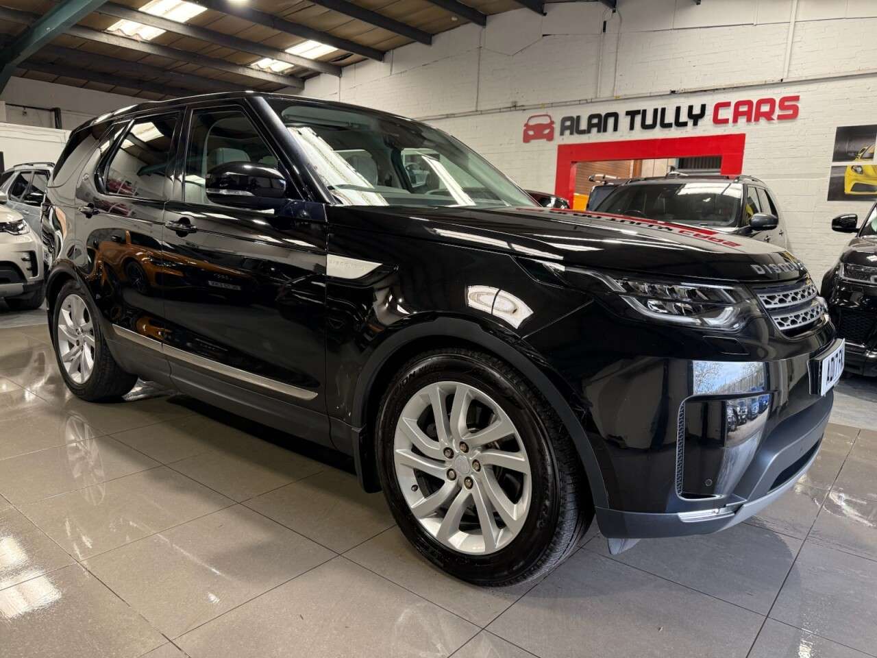 A 2017 LAND ROVER DISCOVERY 3.0 TD V6 HSE SUV 5dr Diesel Auto 4WD Euro 6 (s/s) (258 ps) A 2017 LAND ROVER DISCOVERY 3.0 TD V6 HSE SUV 5dr Diesel Auto 4WD Euro 6 (s/s) (258 ps)