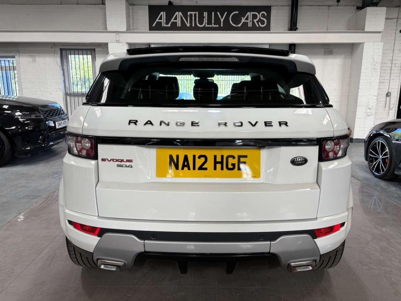 A 2012 LAND ROVER RANGE ROVER EVOQUE 2.2 SD4 Dynamic SUV 5dr Diesel Auto 4WD Euro 5 (190 ps) A 2012 LAND ROVER RANGE ROVER EVOQUE 2.2 SD4 Dynamic SUV 5dr Diesel Auto 4WD Euro 5 (190 ps)