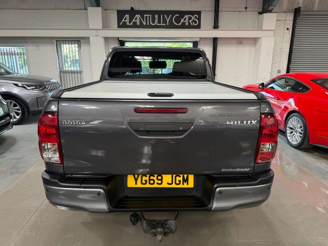 A 2020 TOYOTA HI-LUX 2.4 D-4D Invincible X Pickup Double Cab 4dr Diesel Auto 4WD Euro 6 (s/s) (T A 2020 TOYOTA HI-LUX 2.4 D-4D Invincible X Pickup Double Cab 4dr Diesel Auto 4WD Euro 6 (s/s) (T