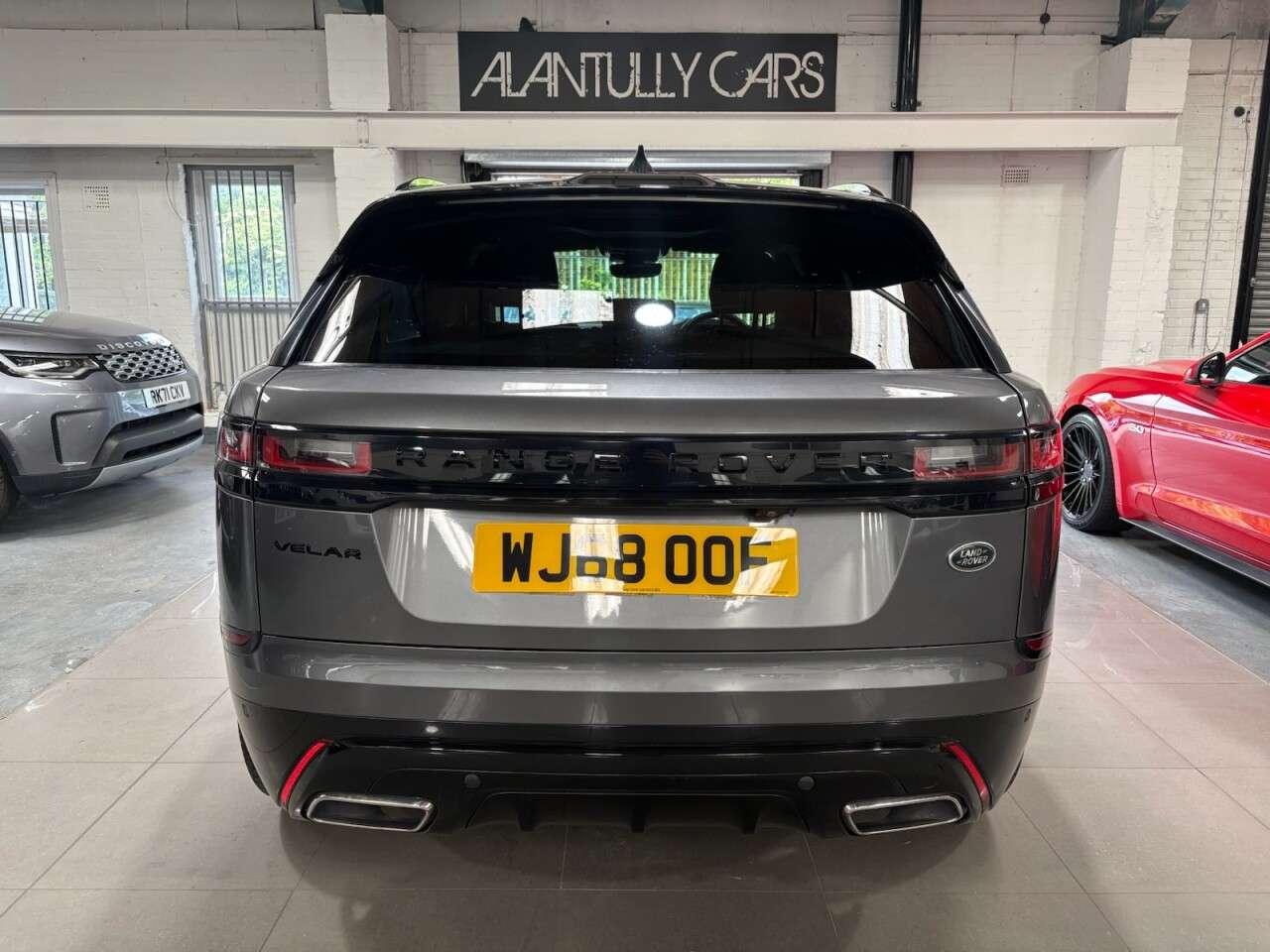 A 2018 LAND ROVER RANGE ROVER VELAR 3.0 SD6 V6 R-Dynamic SE SUV 5dr Diesel Auto 4WD Euro 6 (s/s) (300 ps) A 2018 LAND ROVER RANGE ROVER VELAR 3.0 SD6 V6 R-Dynamic SE SUV 5dr Diesel Auto 4WD Euro 6 (s/s) (300 ps)