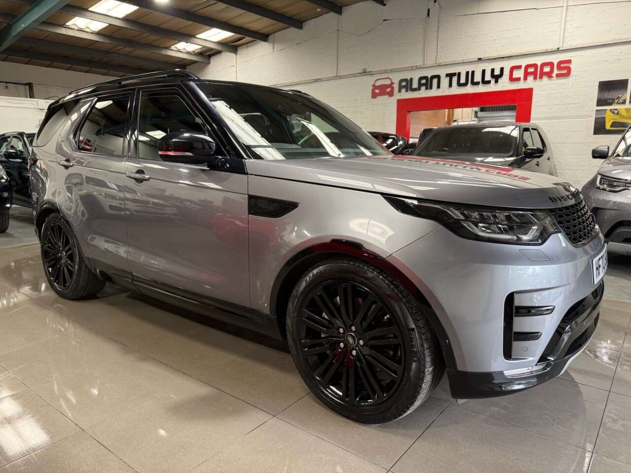A 2020 LAND ROVER DISCOVERY 3.0 SD V6 Landmark Edition SUV 5dr Diesel Auto 4WD Euro 6 (s/s) (306 ps) A 2020 LAND ROVER DISCOVERY 3.0 SD V6 Landmark Edition SUV 5dr Diesel Auto 4WD Euro 6 (s/s) (306 ps)