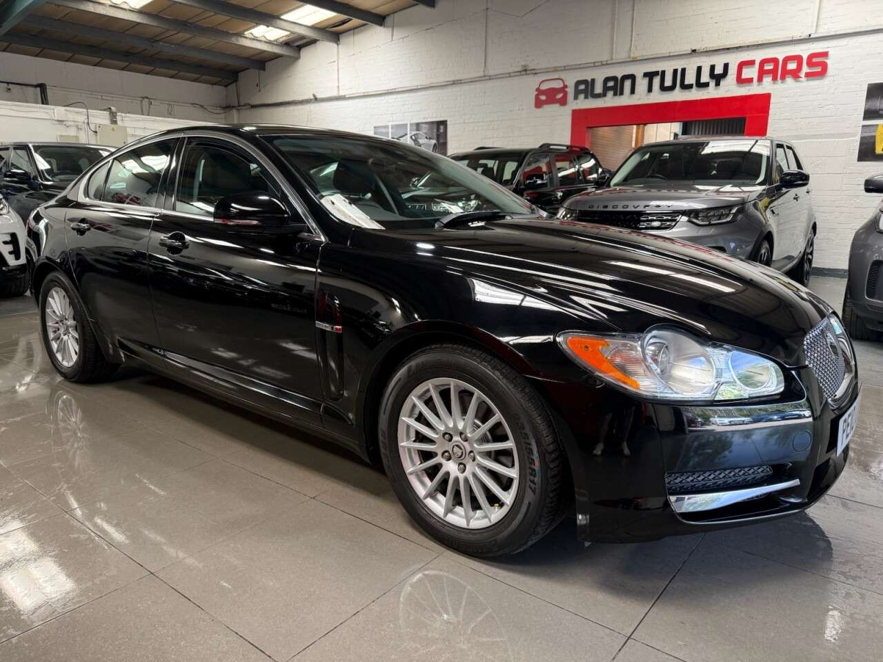 A 2010 JAGUAR XF 3.0 V6 Luxury Saloon 4dr Petrol Auto Euro 4 (238 ps) A 2010 JAGUAR XF 3.0 V6 Luxury Saloon 4dr Petrol Auto Euro 4 (238 ps)