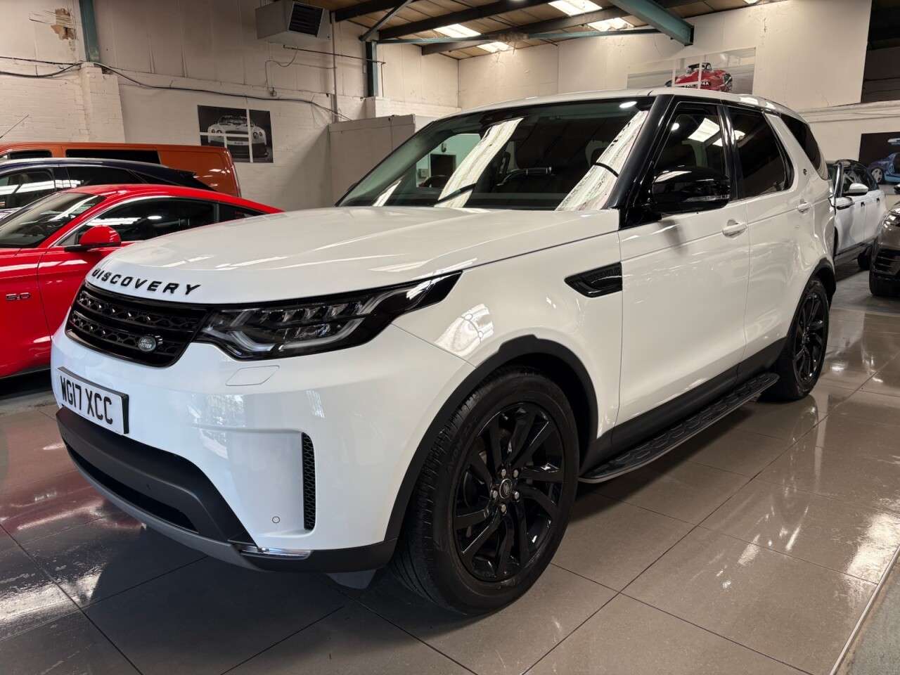 A 2017 LAND ROVER DISCOVERY 3.0 TD V6 SE SUV 5dr Diesel Auto 4WD Euro 6 (s/s) (258 ps) A 2017 LAND ROVER DISCOVERY 3.0 TD V6 SE SUV 5dr Diesel Auto 4WD Euro 6 (s/s) (258 ps)