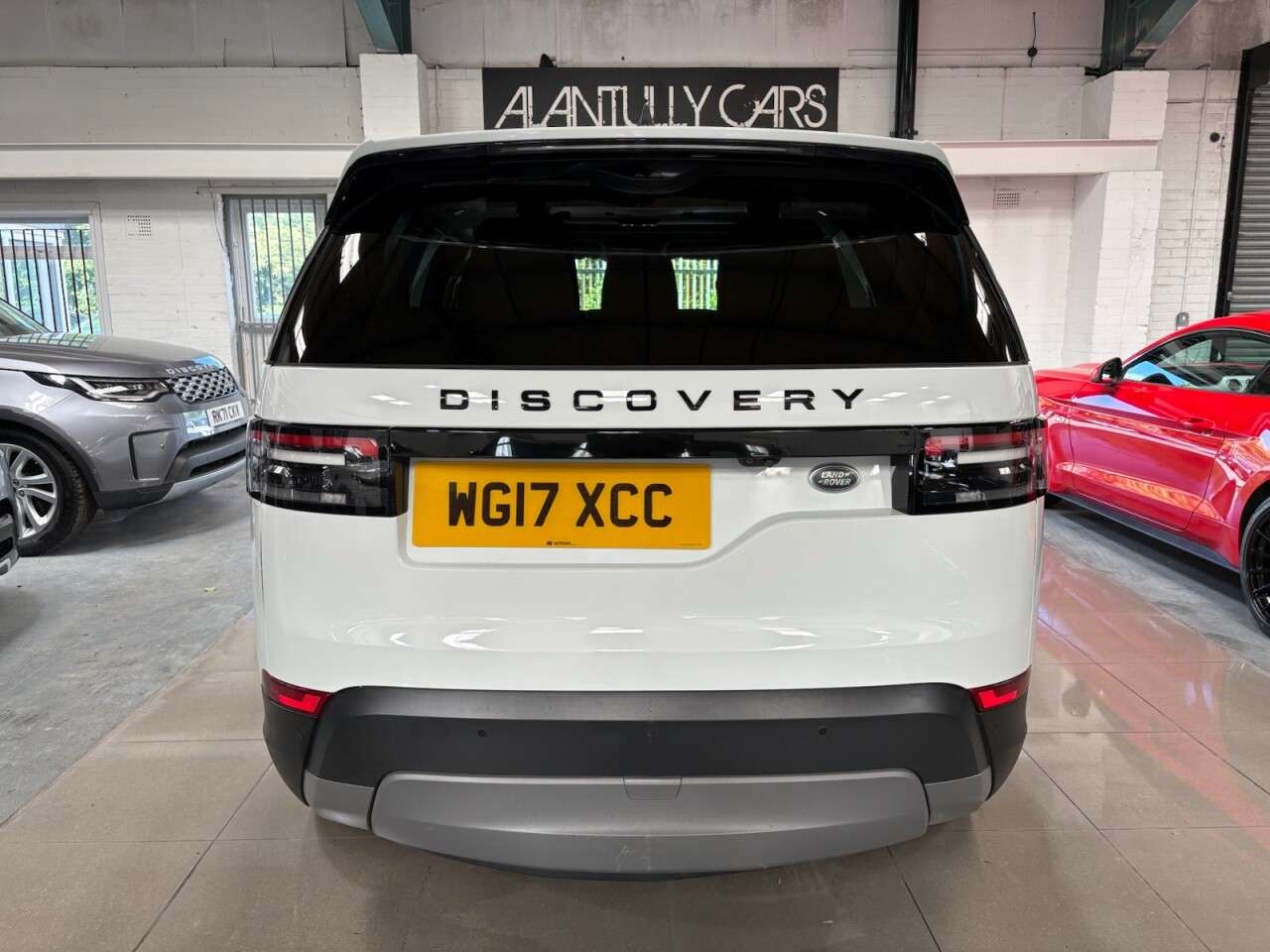 A 2017 LAND ROVER DISCOVERY 3.0 TD V6 SE SUV 5dr Diesel Auto 4WD Euro 6 (s/s) (258 ps) A 2017 LAND ROVER DISCOVERY 3.0 TD V6 SE SUV 5dr Diesel Auto 4WD Euro 6 (s/s) (258 ps)