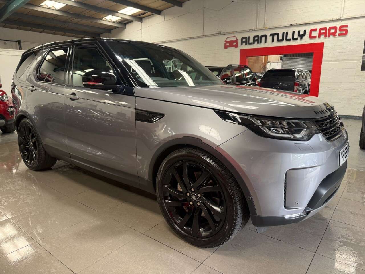 A 2019 LAND ROVER DISCOVERY 3.0 SD V6 HSE Luxury SUV 5dr Diesel Auto 4WD Euro 6 (s/s) (306 ps) A 2019 LAND ROVER DISCOVERY 3.0 SD V6 HSE Luxury SUV 5dr Diesel Auto 4WD Euro 6 (s/s) (306 ps)