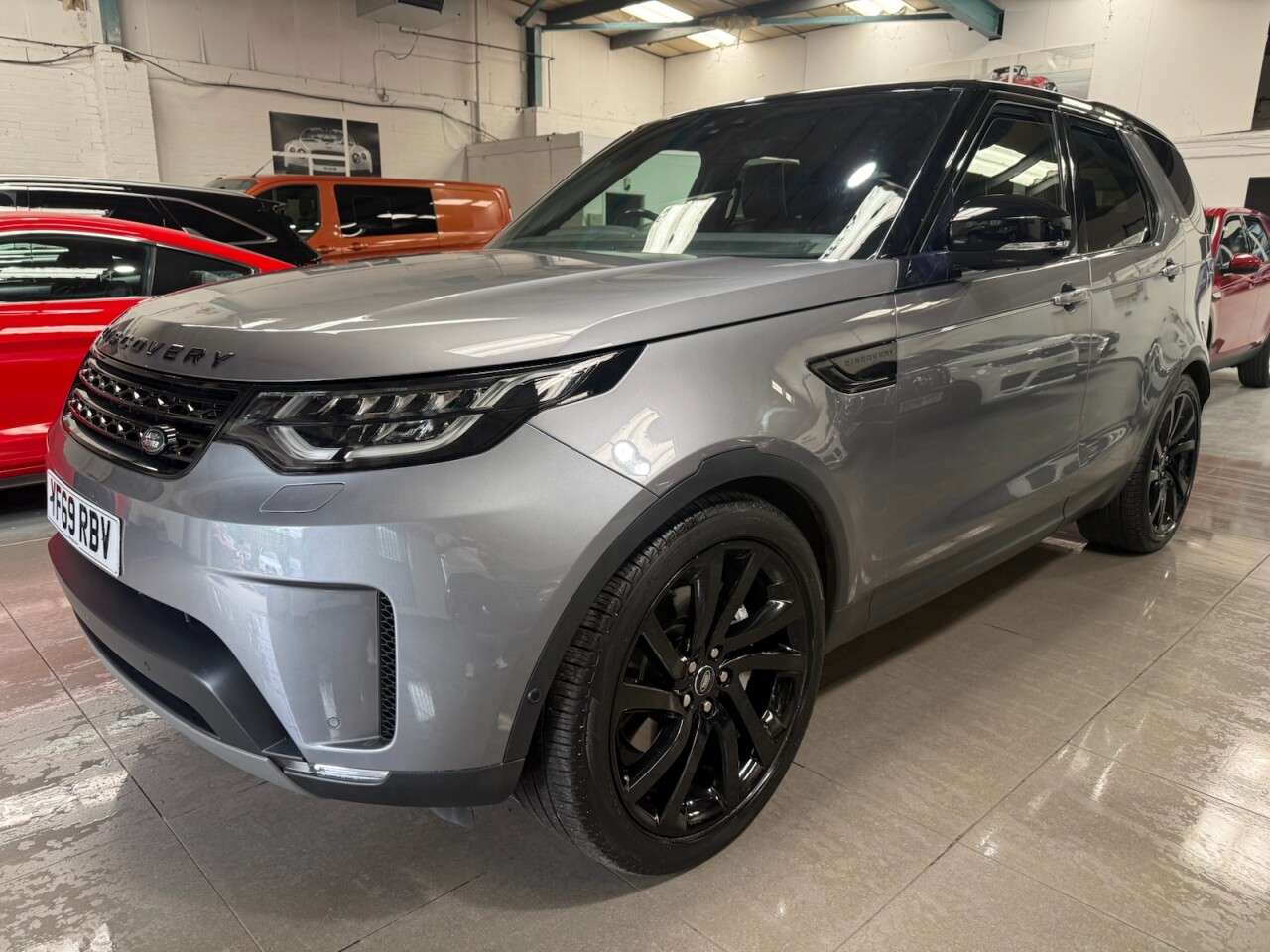 A 2019 LAND ROVER DISCOVERY 3.0 SD V6 HSE Luxury SUV 5dr Diesel Auto 4WD Euro 6 (s/s) (306 ps) A 2019 LAND ROVER DISCOVERY 3.0 SD V6 HSE Luxury SUV 5dr Diesel Auto 4WD Euro 6 (s/s) (306 ps)