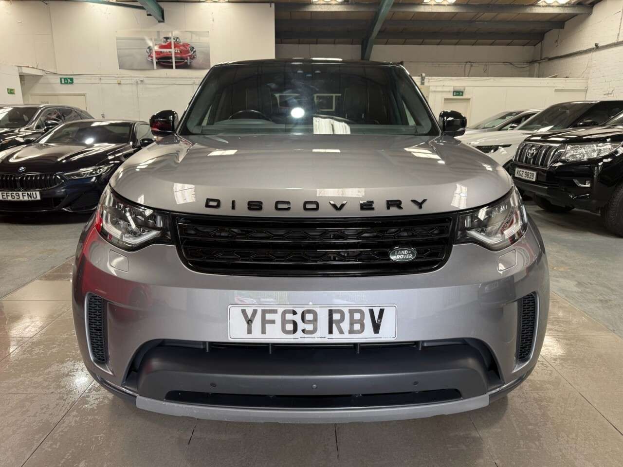 A 2019 LAND ROVER DISCOVERY 3.0 SD V6 HSE Luxury SUV 5dr Diesel Auto 4WD Euro 6 (s/s) (306 ps) A 2019 LAND ROVER DISCOVERY 3.0 SD V6 HSE Luxury SUV 5dr Diesel Auto 4WD Euro 6 (s/s) (306 ps)