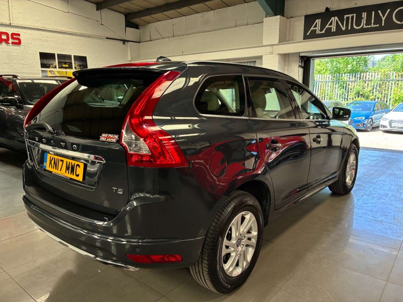 2017 VOLVO XC60 2017 VOLVO XC60