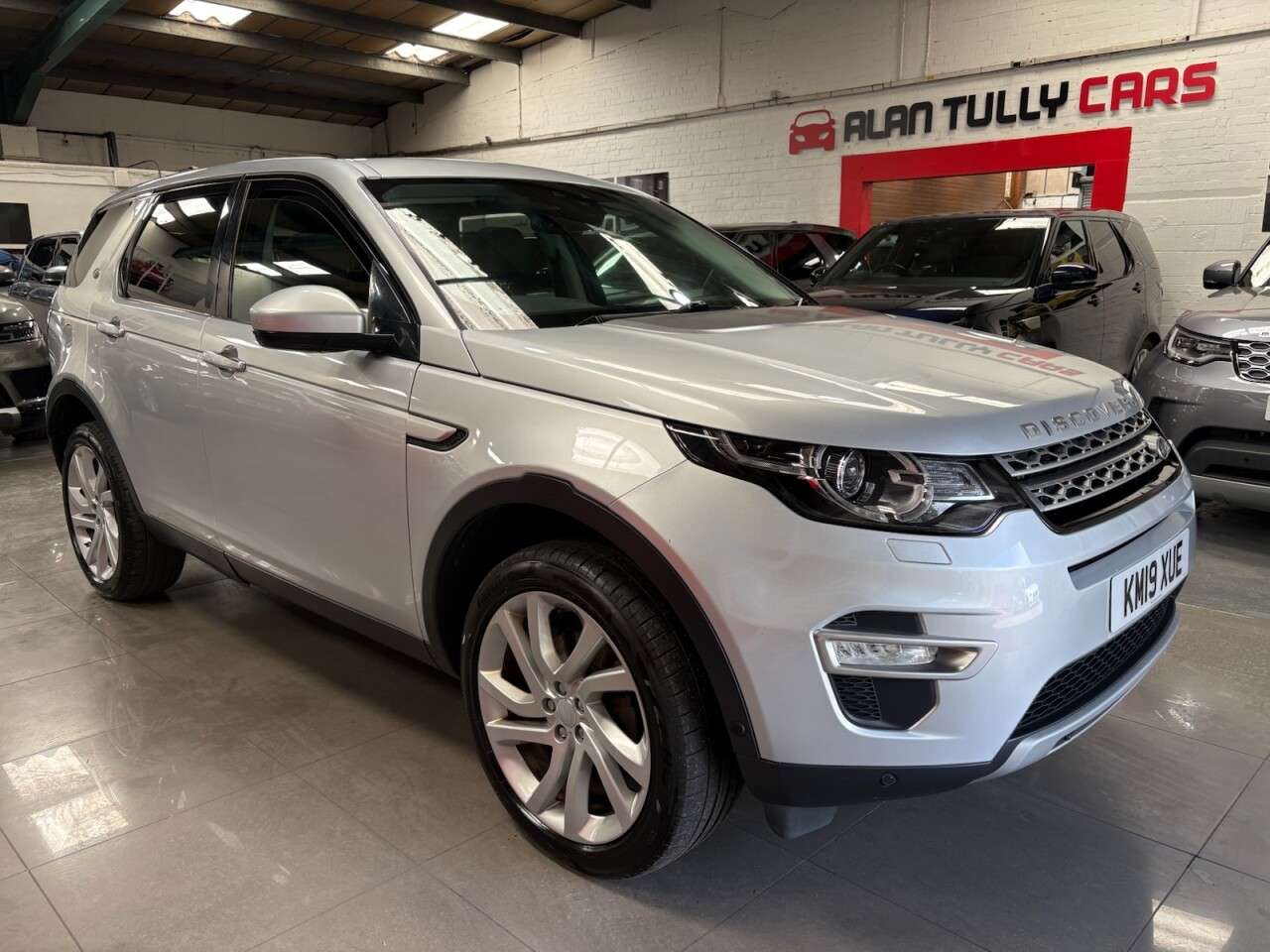 A 2019 LAND ROVER DISCOVERY SPORT 2.0 Si4 HSE Luxury SUV 5dr Petrol Auto 4WD Euro 6 (s/s) (240 ps) A 2019 LAND ROVER DISCOVERY SPORT 2.0 Si4 HSE Luxury SUV 5dr Petrol Auto 4WD Euro 6 (s/s) (240 ps)