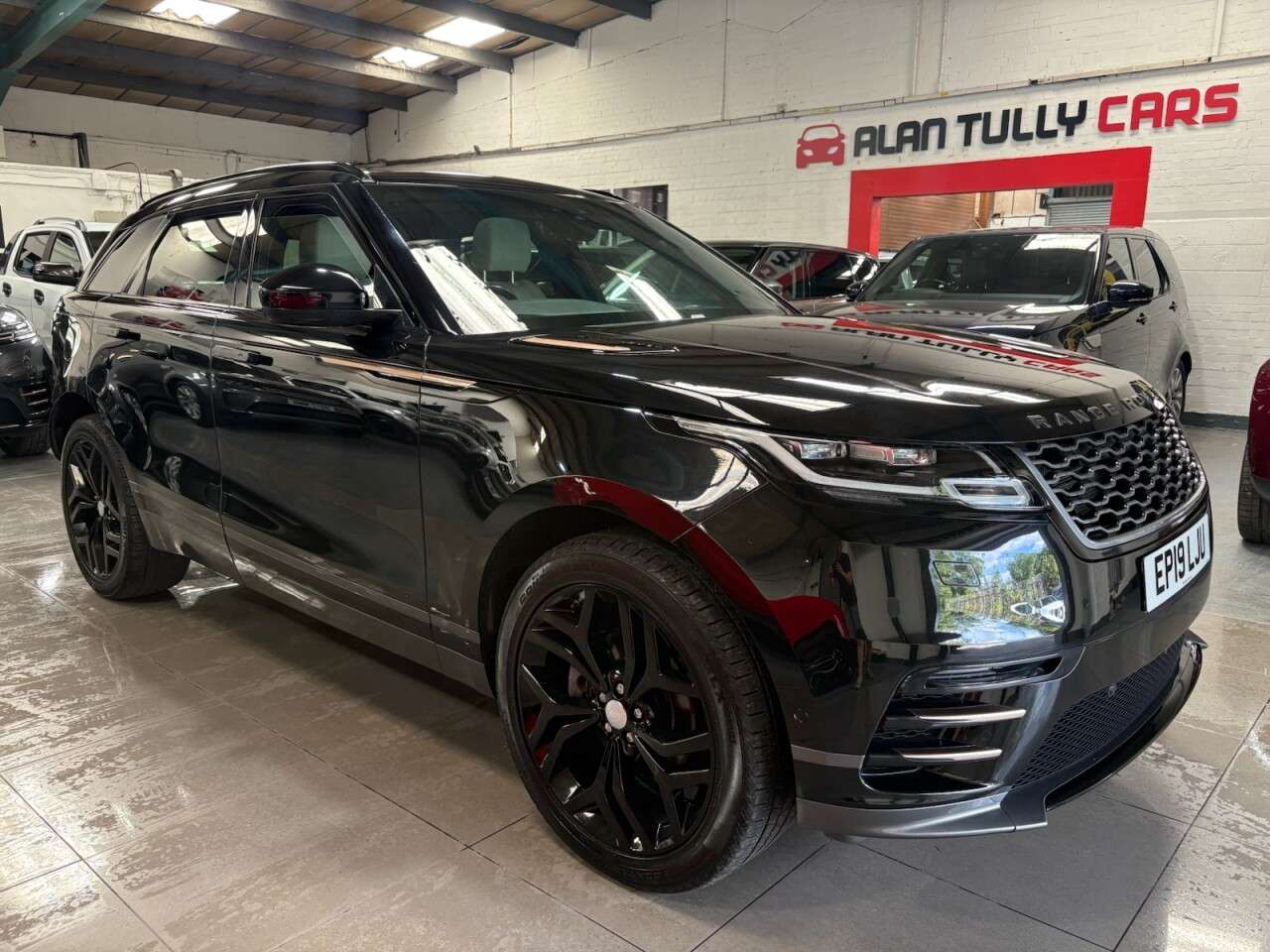 A 2019 LAND ROVER RANGE ROVER VELAR 2.0 P250 R-Dynamic SE SUV 5dr Petrol Auto 4WD Euro 6 (s/s) (250 ps) A 2019 LAND ROVER RANGE ROVER VELAR 2.0 P250 R-Dynamic SE SUV 5dr Petrol Auto 4WD Euro 6 (s/s) (250 ps)