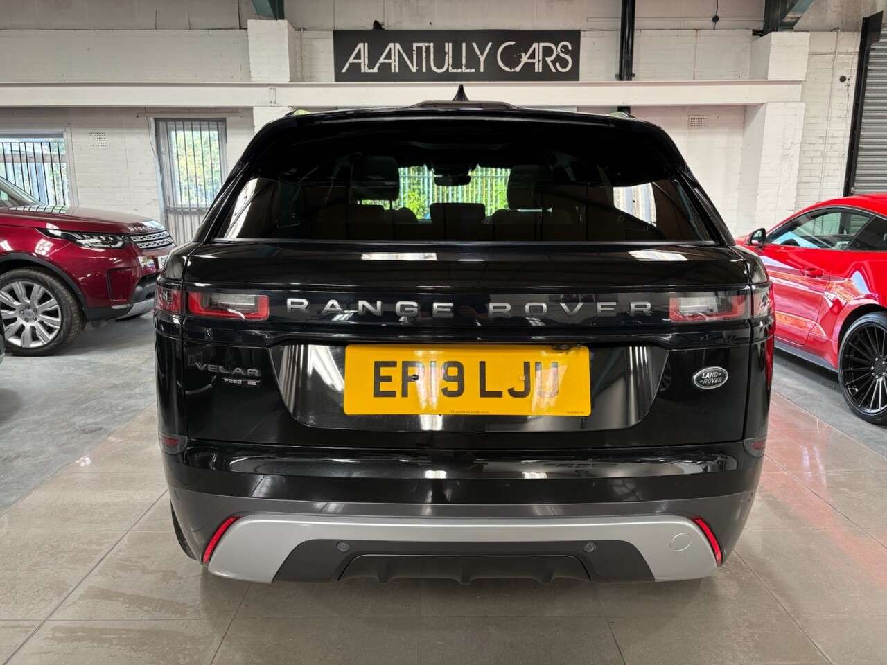 A 2019 LAND ROVER RANGE ROVER VELAR 2.0 P250 R-Dynamic SE SUV 5dr Petrol Auto 4WD Euro 6 (s/s) (250 ps) A 2019 LAND ROVER RANGE ROVER VELAR 2.0 P250 R-Dynamic SE SUV 5dr Petrol Auto 4WD Euro 6 (s/s) (250 ps)