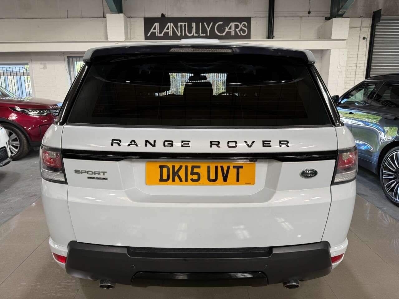 A 2015 LAND ROVER RANGE ROVER SPORT 3.0 SD V6 HSE SUV 5dr Diesel Auto 4WD Euro 5 (s/s) (306 ps) A 2015 LAND ROVER RANGE ROVER SPORT 3.0 SD V6 HSE SUV 5dr Diesel Auto 4WD Euro 5 (s/s) (306 ps)