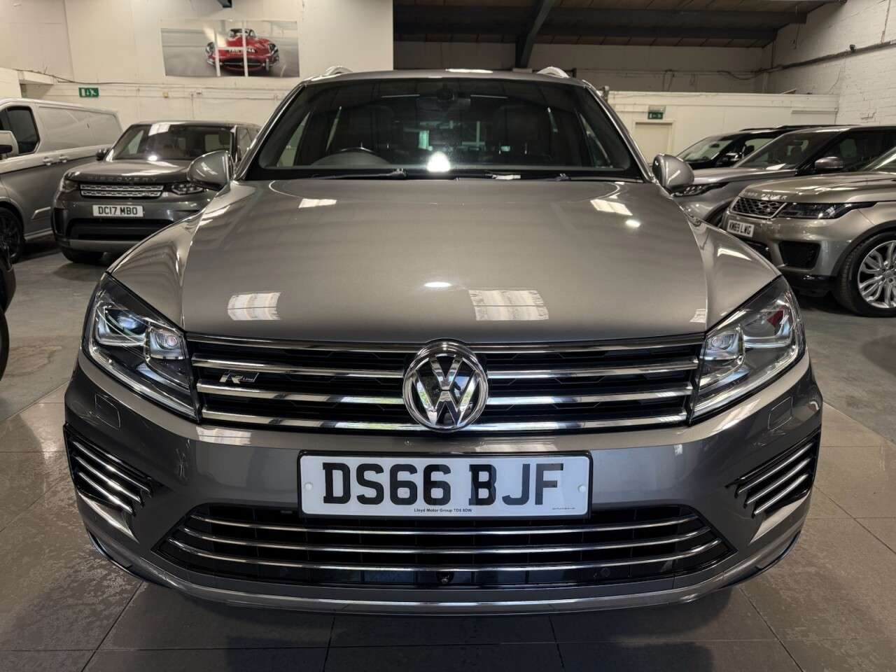 A 2016 VOLKSWAGEN TOUAREG 3.0 TDI V6 BlueMotion Tech R-Line Plus SUV 5dr Diesel Tiptronic 4WD Euro 6 A 2016 VOLKSWAGEN TOUAREG 3.0 TDI V6 BlueMotion Tech R-Line Plus SUV 5dr Diesel Tiptronic 4WD Euro 6