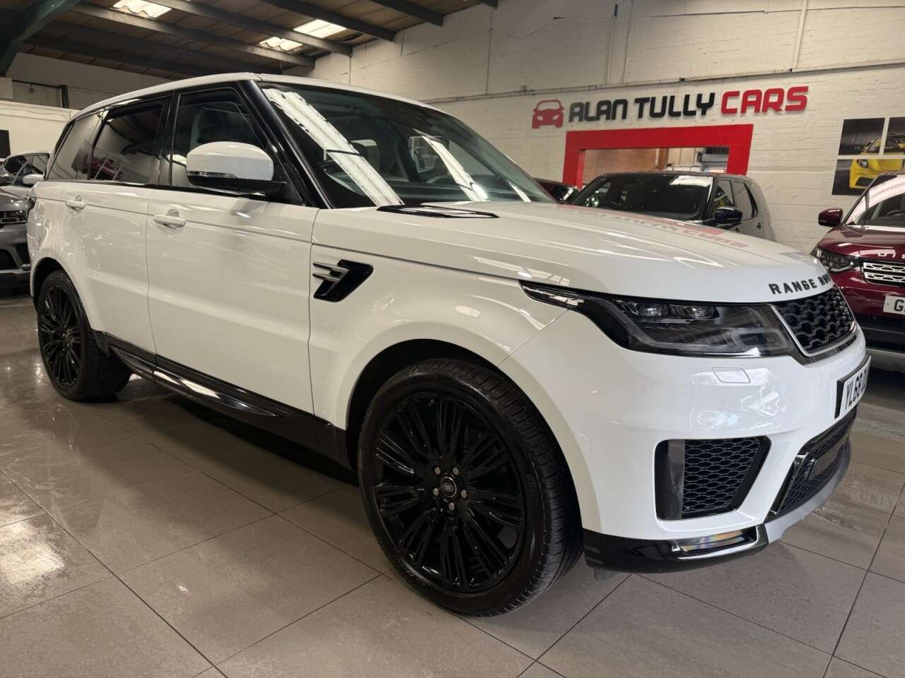 A 2019 LAND ROVER RANGE ROVER SPORT 3.0 SD V6 HSE SUV 5dr Diesel Auto 4WD Euro 6 (s/s) (306 ps) A 2019 LAND ROVER RANGE ROVER SPORT 3.0 SD V6 HSE SUV 5dr Diesel Auto 4WD Euro 6 (s/s) (306 ps)