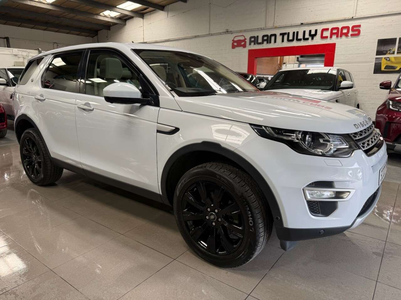 A 2018 LAND ROVER DISCOVERY SPORT 2.0 Si4 HSE Luxury SUV 5dr Petrol Auto 4WD Euro 6 (s/s) (240 ps) A 2018 LAND ROVER DISCOVERY SPORT 2.0 Si4 HSE Luxury SUV 5dr Petrol Auto 4WD Euro 6 (s/s) (240 ps)