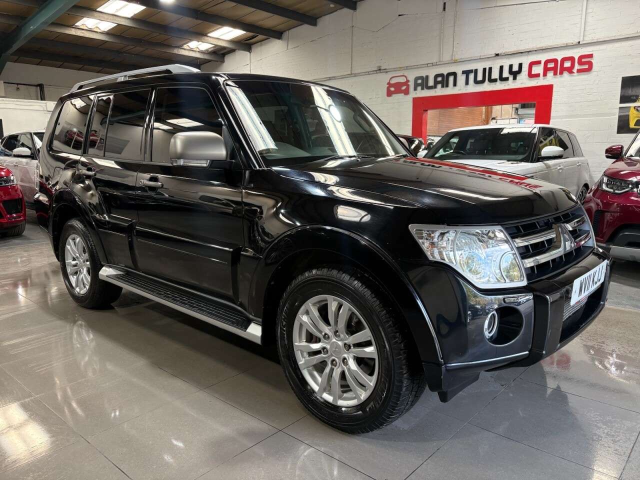 A 2011 MITSUBISHI SHOGUN 3.2 DI-DC Diamond SUV 5dr Diesel Auto 4WD Euro 5 LWB (197 ps) A 2011 MITSUBISHI SHOGUN 3.2 DI-DC Diamond SUV 5dr Diesel Auto 4WD Euro 5 LWB (197 ps)