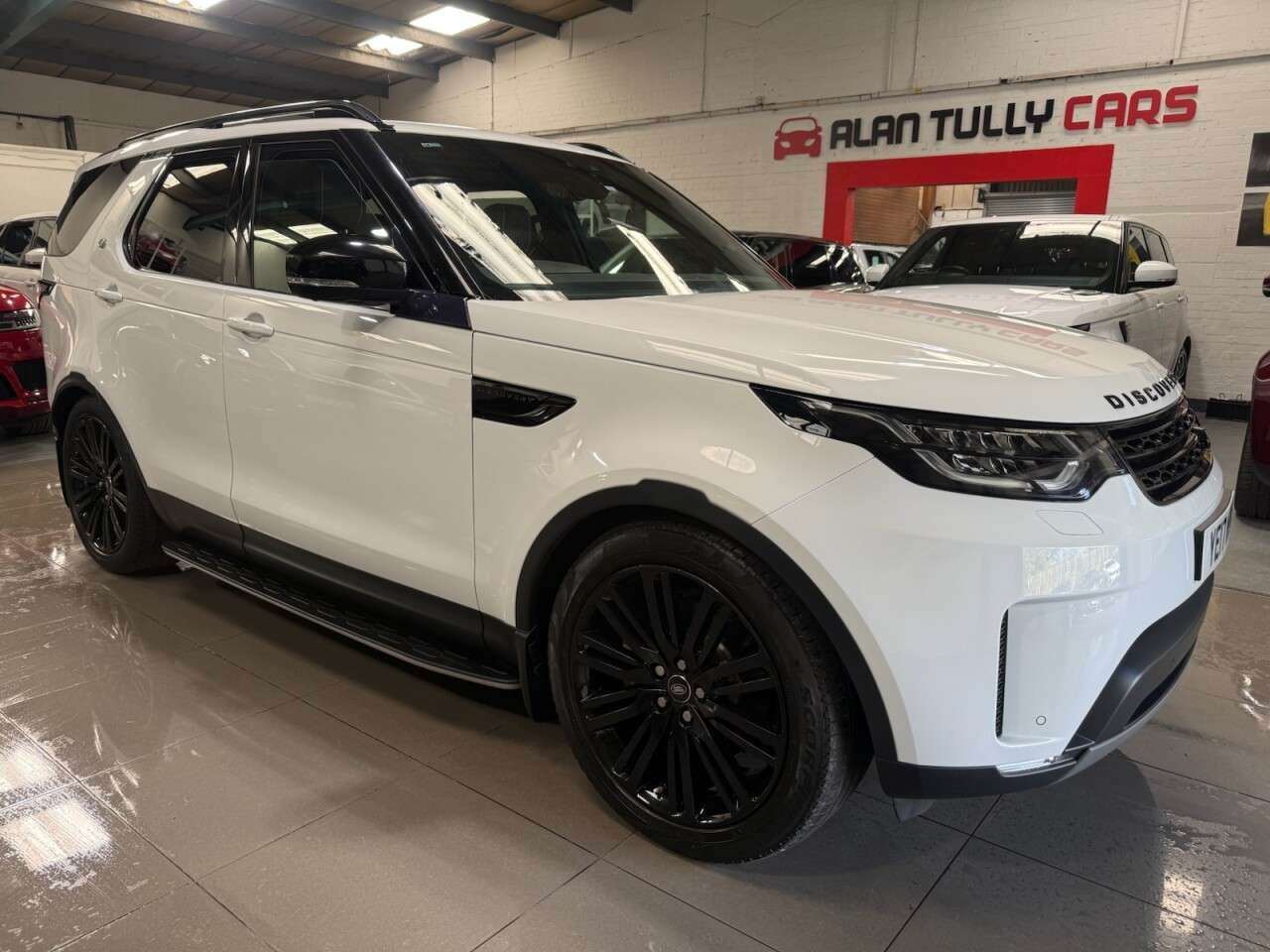 A 2017 LAND ROVER DISCOVERY 3.0 TD V6 HSE SUV 5dr Diesel Auto 4WD Euro 6 (s/s) (258 ps) A 2017 LAND ROVER DISCOVERY 3.0 TD V6 HSE SUV 5dr Diesel Auto 4WD Euro 6 (s/s) (258 ps)