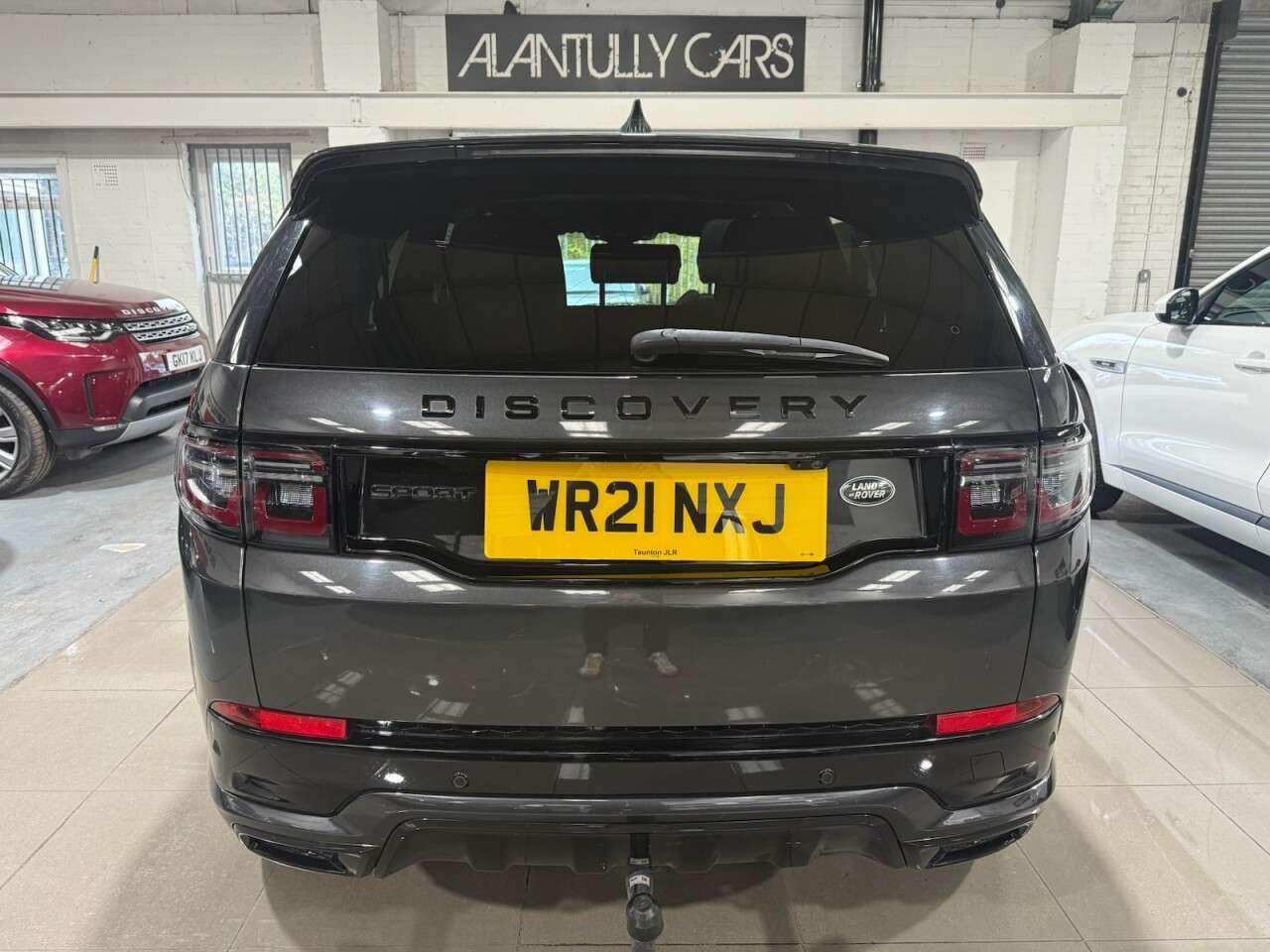 A 2021 LAND ROVER DISCOVERY SPORT 2.0 P200 MHEV R-Dynamic SE SUV 5dr Petrol Auto 4WD Euro 6 (s/s) (200 ps) A 2021 LAND ROVER DISCOVERY SPORT 2.0 P200 MHEV R-Dynamic SE SUV 5dr Petrol Auto 4WD Euro 6 (s/s) (200 ps)