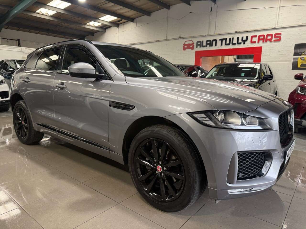 A 2020 JAGUAR F-PACE 2.0 P250i Chequered Flag SUV 5dr Petrol Auto AWD Euro 6 (s/s) (250 ps) A 2020 JAGUAR F-PACE 2.0 P250i Chequered Flag SUV 5dr Petrol Auto AWD Euro 6 (s/s) (250 ps)