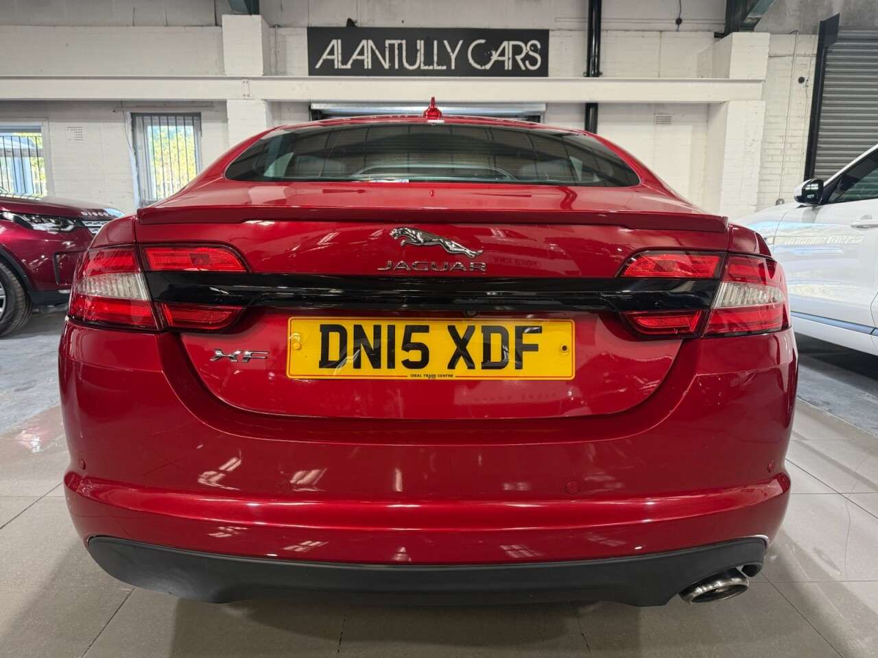 A 2015 JAGUAR XF 2.2d R-Sport Black Saloon 4dr Diesel Auto Euro 5 (s/s) (200 ps) A 2015 JAGUAR XF 2.2d R-Sport Black Saloon 4dr Diesel Auto Euro 5 (s/s) (200 ps)