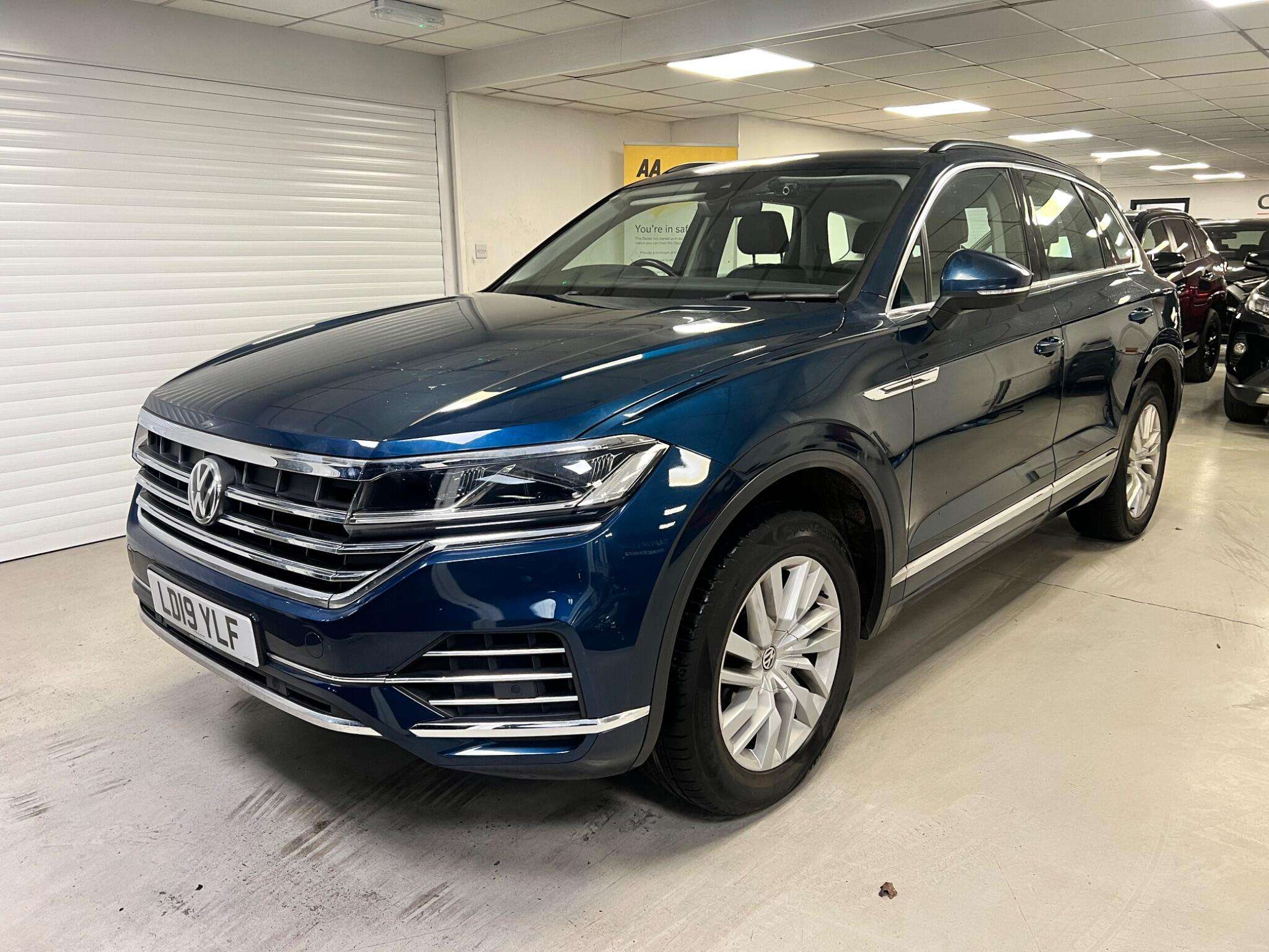 A 2019 VOLKSWAGEN TOUAREG 3.0 TDI V6 SEL Tiptronic 4Motion Euro 6 (s/s) 5dr A 2019 VOLKSWAGEN TOUAREG 3.0 TDI V6 SEL Tiptronic 4Motion Euro 6 (s/s) 5dr