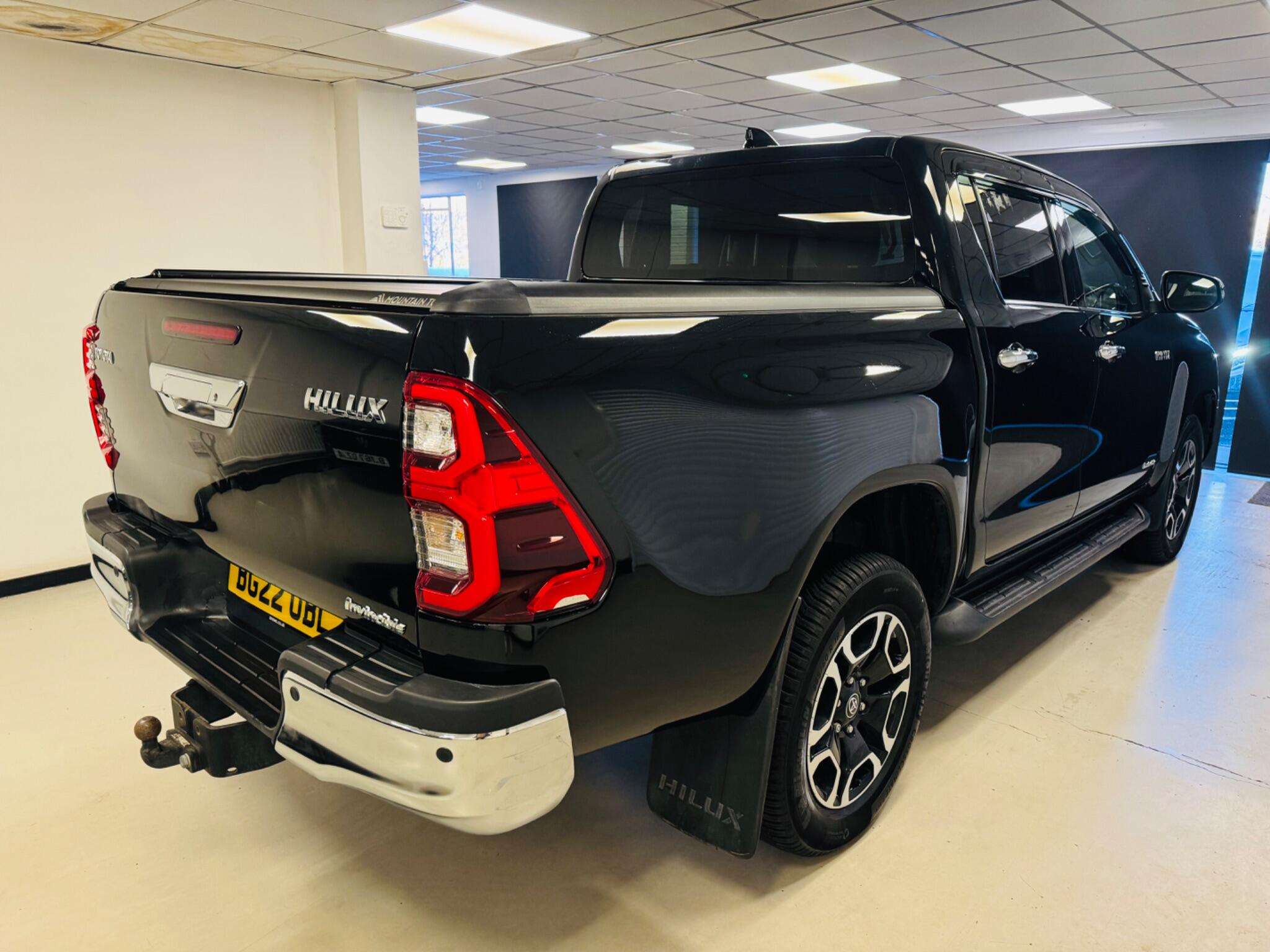 A 2022 TOYOTA HILUX 2.8 D-4D Invincible Auto 4WD Euro 6 (s/s) 4dr A 2022 TOYOTA HILUX 2.8 D-4D Invincible Auto 4WD Euro 6 (s/s) 4dr