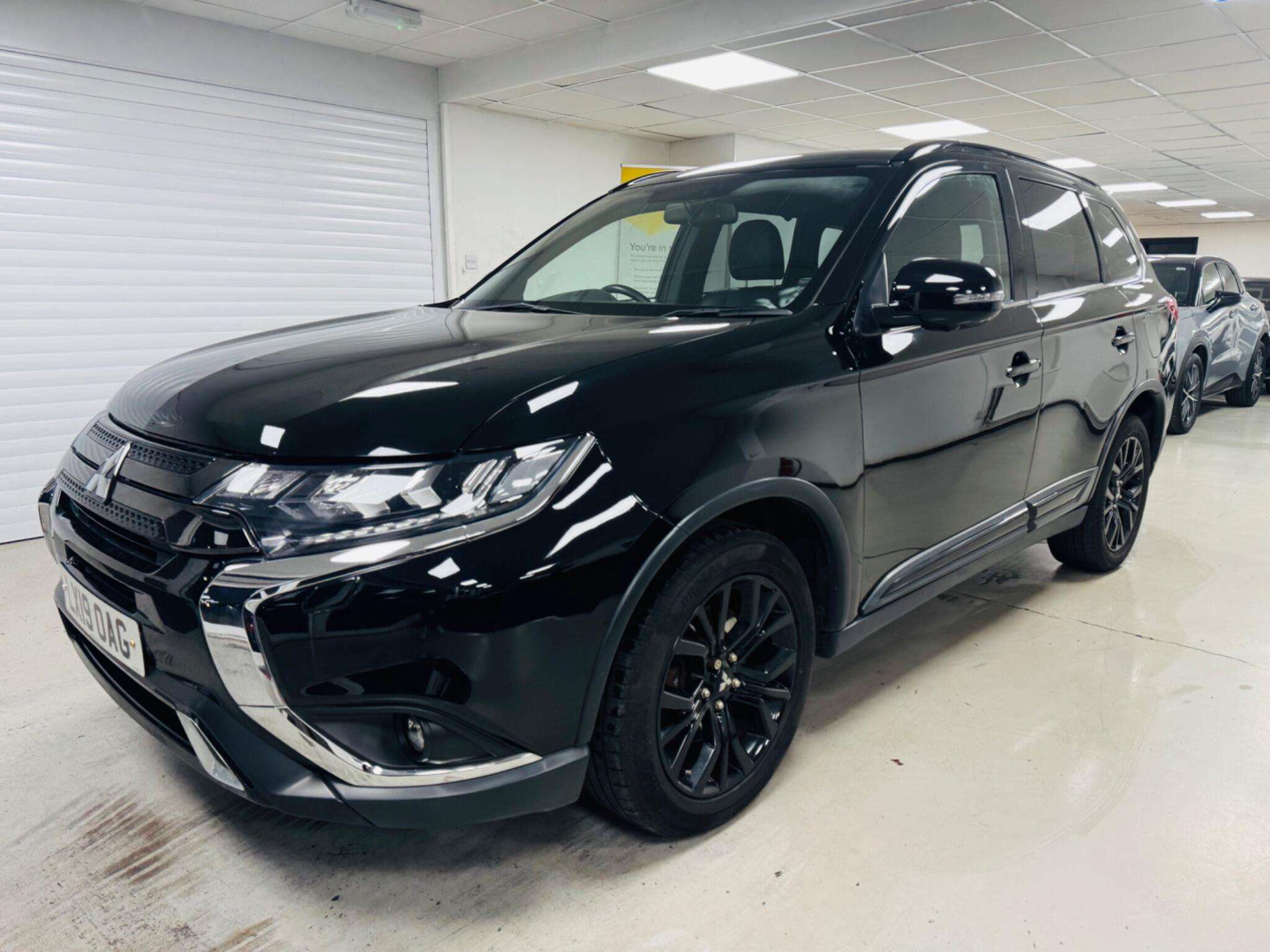 A 2019 MITSUBISHI OUTLANDER 2.0 MIVEC Black CVT 4WD Euro 6 (s/s) 5dr A 2019 MITSUBISHI OUTLANDER 2.0 MIVEC Black CVT 4WD Euro 6 (s/s) 5dr