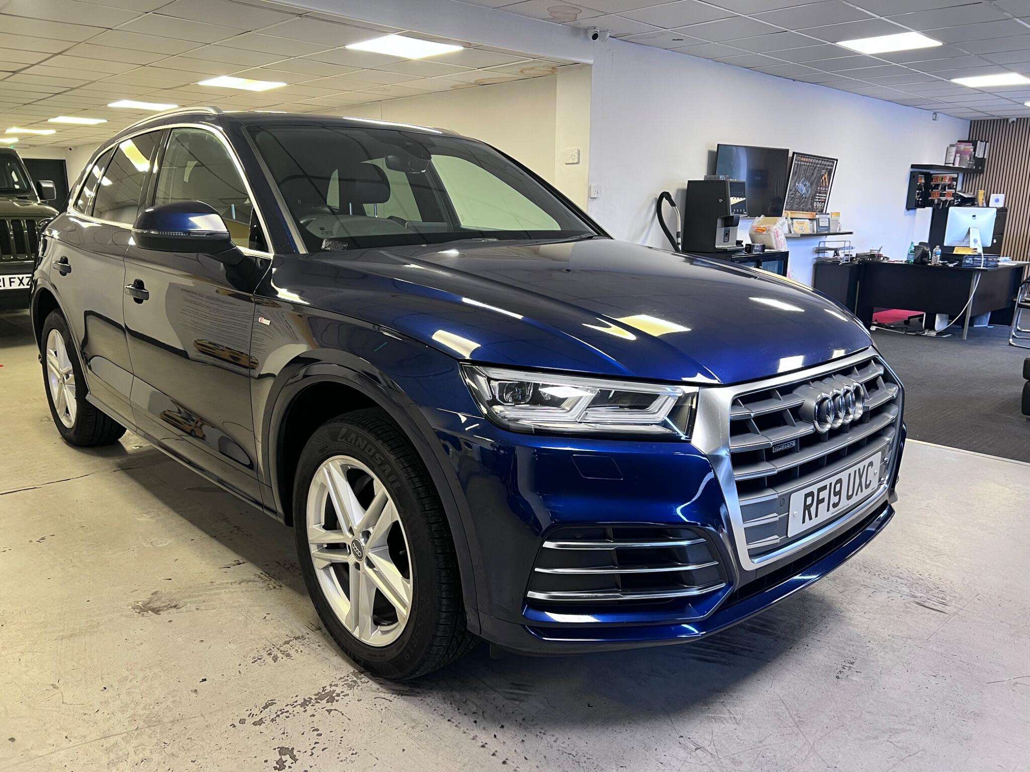 A 2019 AUDI Q5 2.0 TDI 40 S line S Tronic quattro Euro 6 (s/s) 5dr A 2019 AUDI Q5 2.0 TDI 40 S line S Tronic quattro Euro 6 (s/s) 5dr