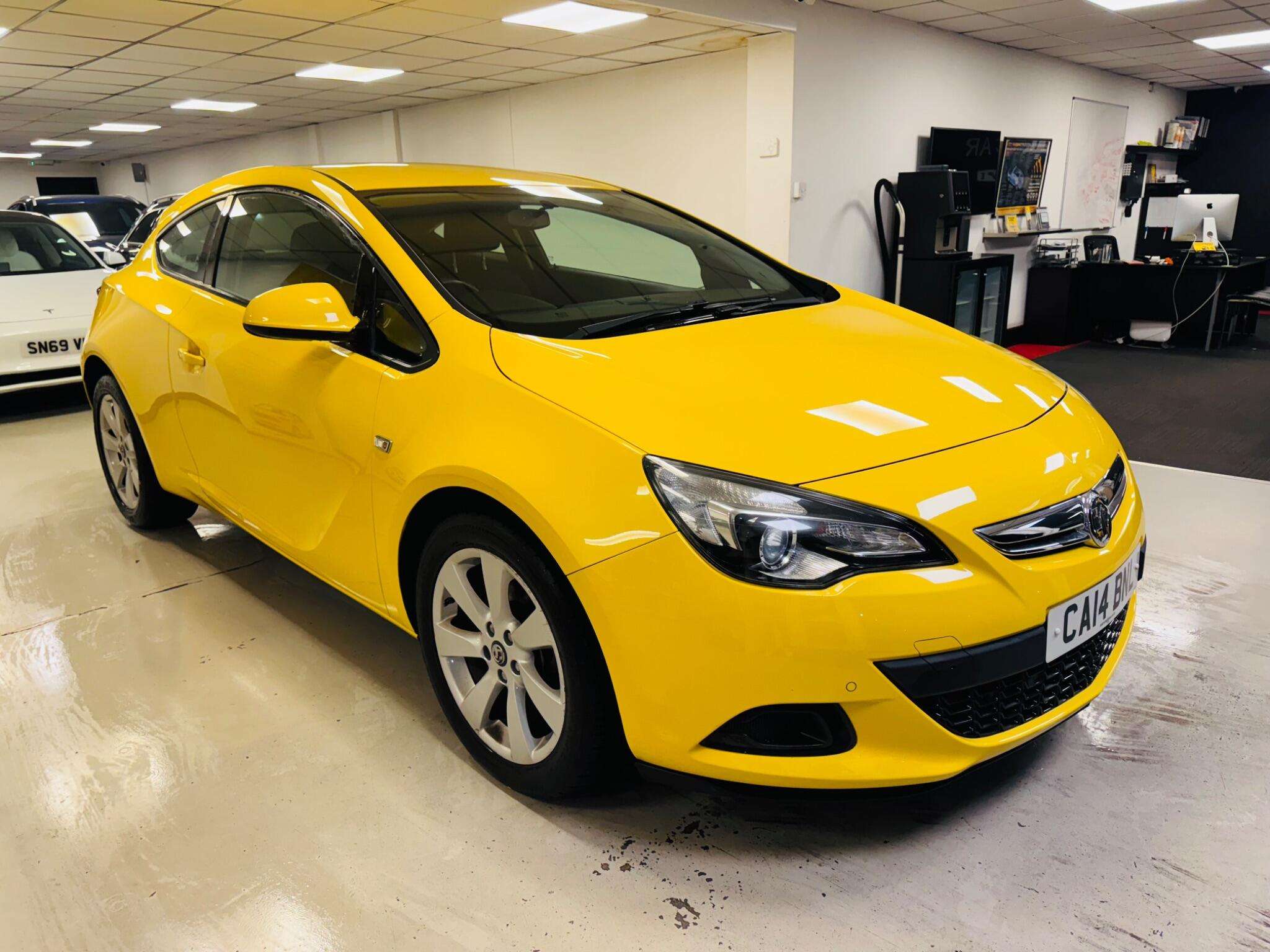 A 2014 VAUXHALL ASTRA 1.4T Sport Auto Euro 5 3dr A 2014 VAUXHALL ASTRA 1.4T Sport Auto Euro 5 3dr