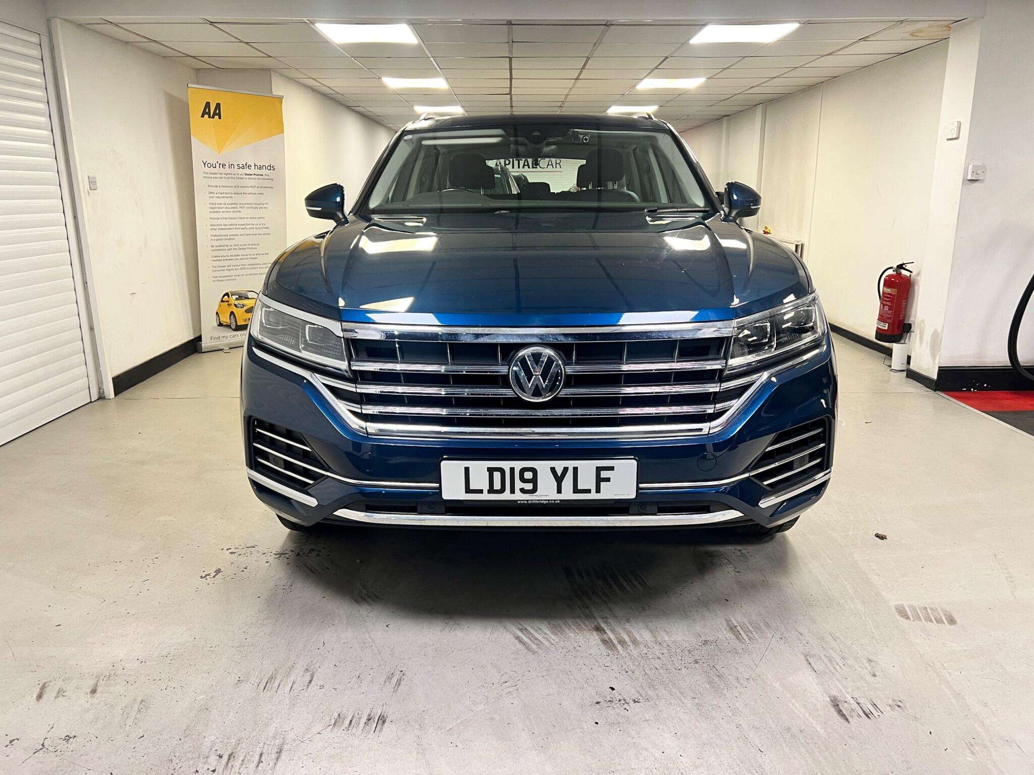 A 2019 VOLKSWAGEN TOUAREG 3.0 TDI V6 SEL Tiptronic 4Motion Euro 6 (s/s) 5dr A 2019 VOLKSWAGEN TOUAREG 3.0 TDI V6 SEL Tiptronic 4Motion Euro 6 (s/s) 5dr