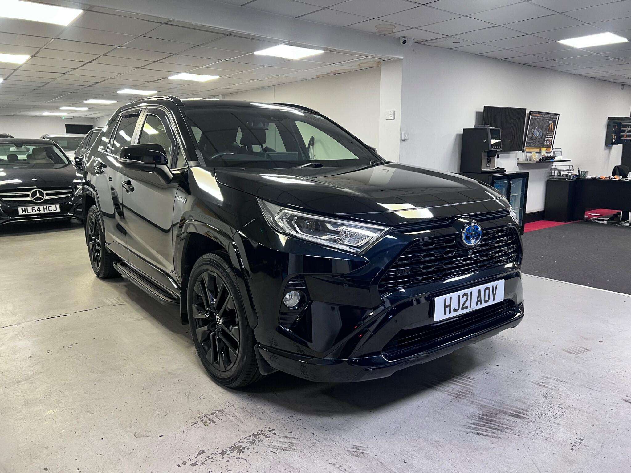 A 2021 TOYOTA RAV4 2.5 VVT-h Black Edition CVT 4WD Euro 6 (s/s) 5dr A 2021 TOYOTA RAV4 2.5 VVT-h Black Edition CVT 4WD Euro 6 (s/s) 5dr