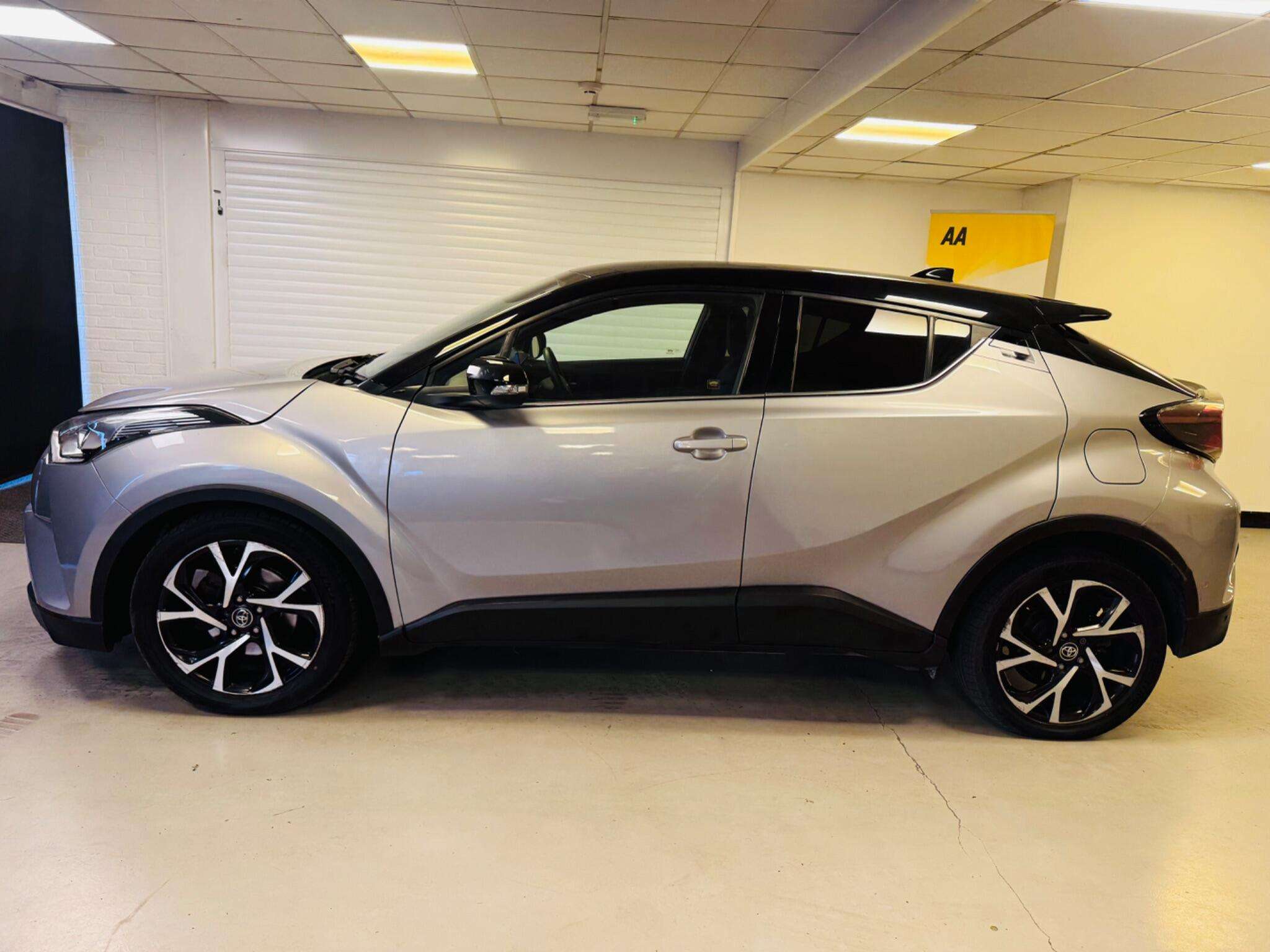 A 2017 TOYOTA C-HR 1.8 VVT-h Dynamic CVT Euro 6 (s/s) 5dr A 2017 TOYOTA C-HR 1.8 VVT-h Dynamic CVT Euro 6 (s/s) 5dr