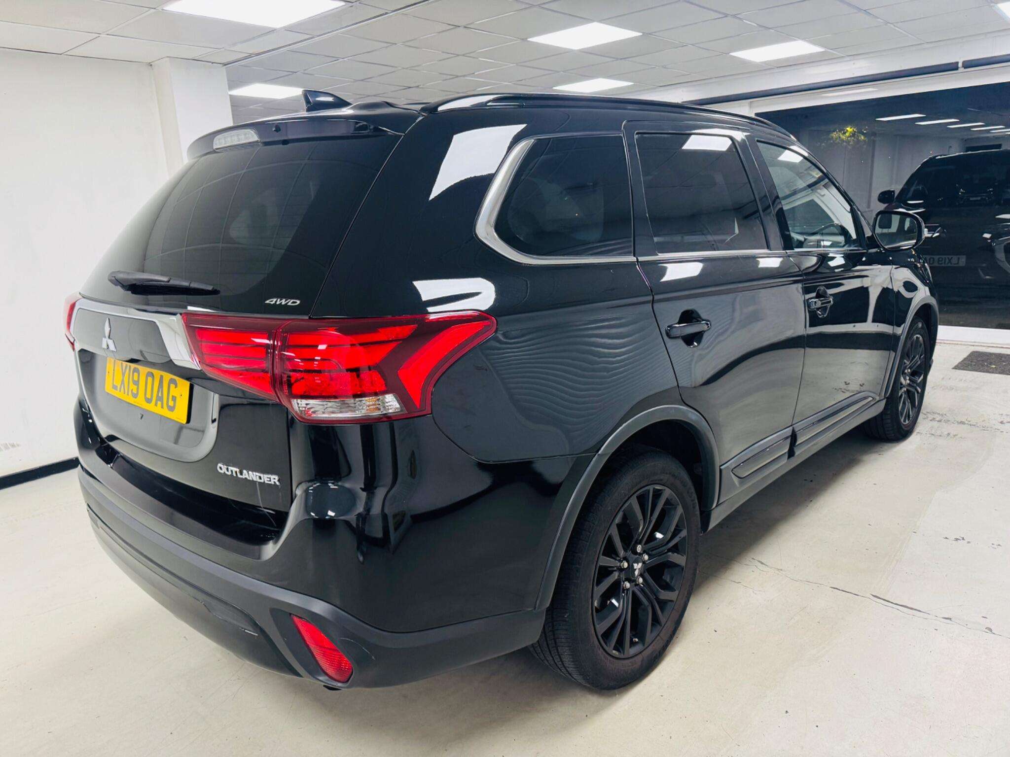 A 2019 MITSUBISHI OUTLANDER 2.0 MIVEC Black CVT 4WD Euro 6 (s/s) 5dr A 2019 MITSUBISHI OUTLANDER 2.0 MIVEC Black CVT 4WD Euro 6 (s/s) 5dr