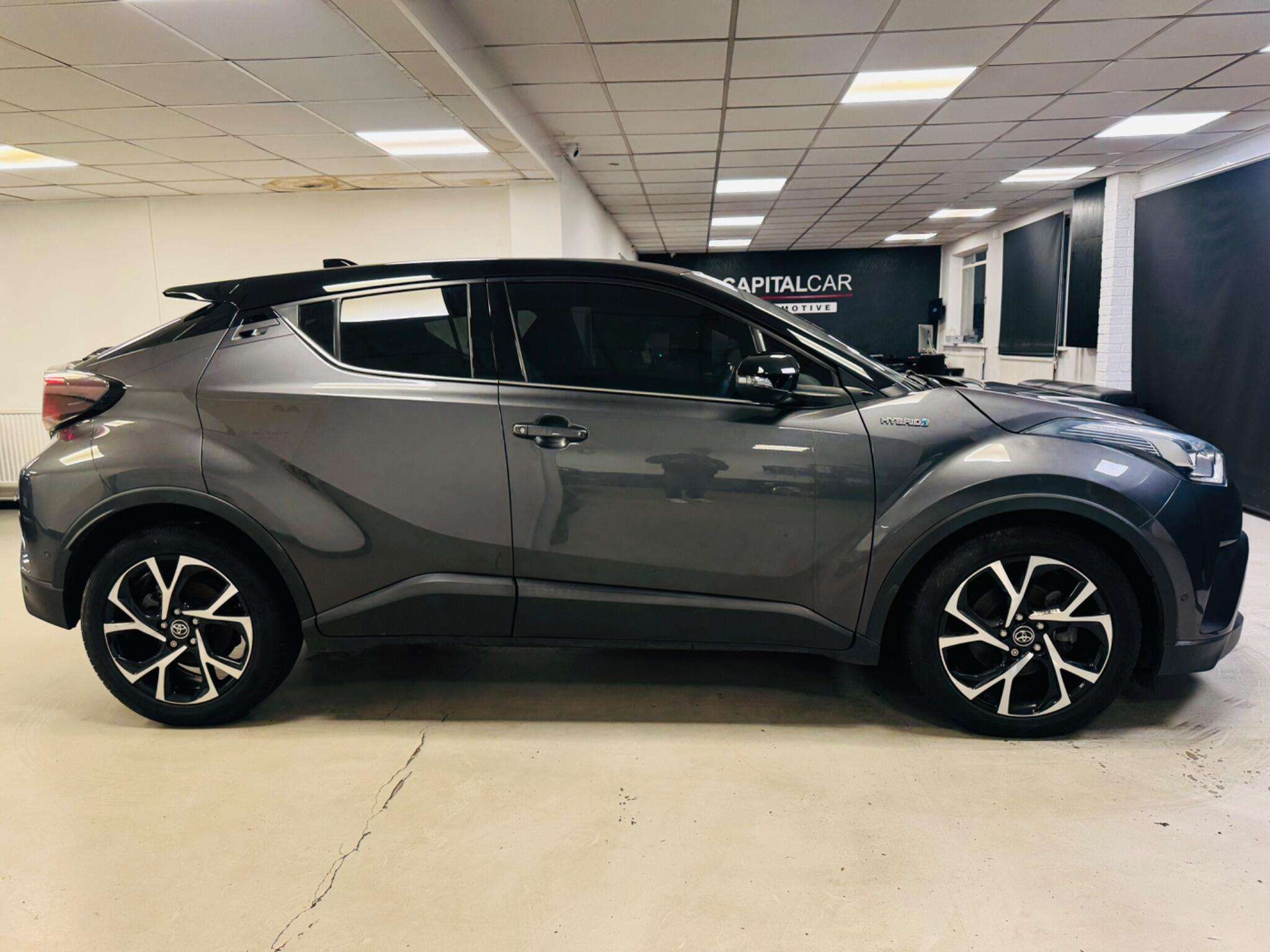 A 2017 TOYOTA C-HR 1.8 VVT-h Dynamic CVT Euro 6 (s/s) 5dr A 2017 TOYOTA C-HR 1.8 VVT-h Dynamic CVT Euro 6 (s/s) 5dr