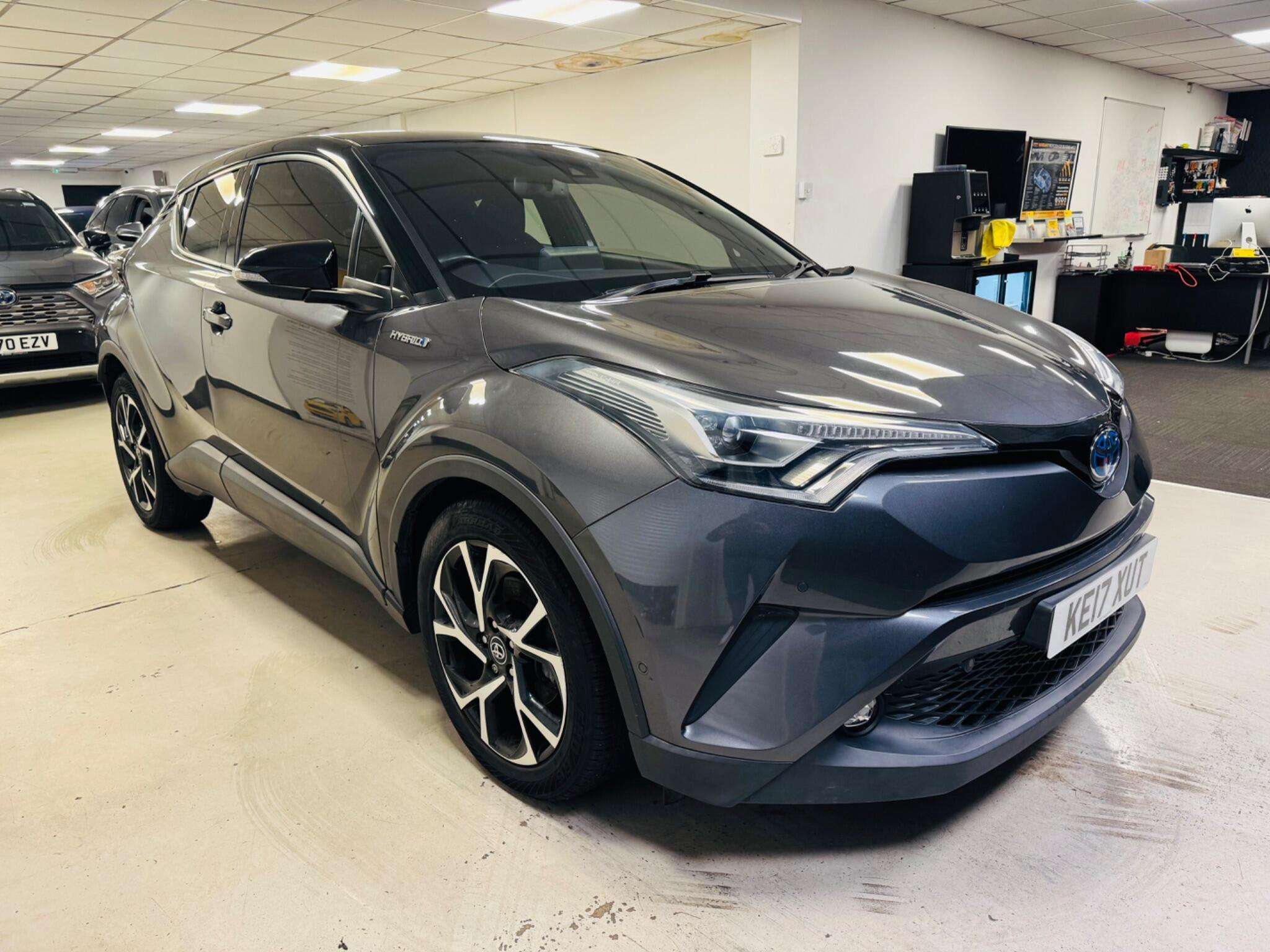 A 2017 TOYOTA C-HR 1.8 VVT-h Dynamic CVT Euro 6 (s/s) 5dr A 2017 TOYOTA C-HR 1.8 VVT-h Dynamic CVT Euro 6 (s/s) 5dr