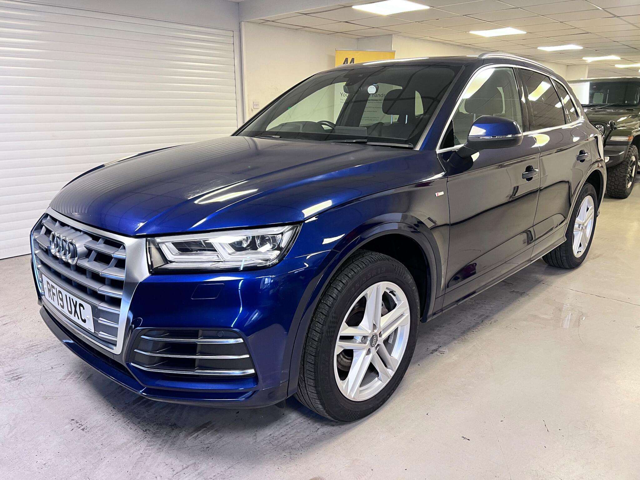 A 2019 AUDI Q5 2.0 TDI 40 S line S Tronic quattro Euro 6 (s/s) 5dr A 2019 AUDI Q5 2.0 TDI 40 S line S Tronic quattro Euro 6 (s/s) 5dr