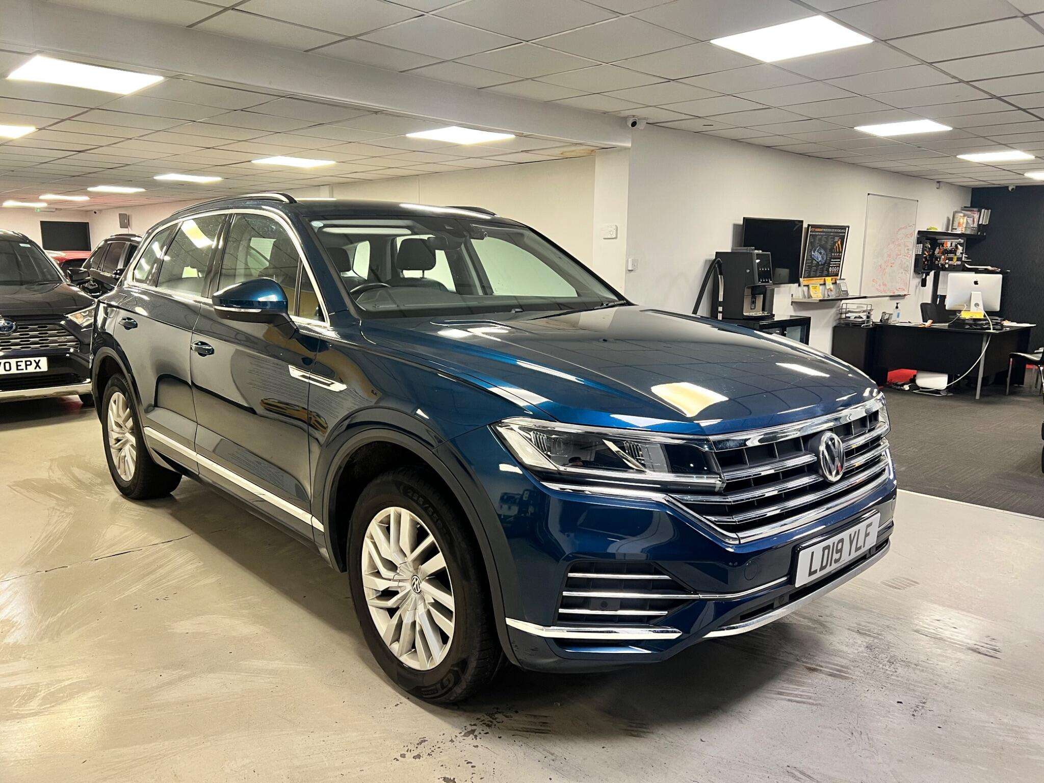 A 2019 VOLKSWAGEN TOUAREG 3.0 TDI V6 SEL Tiptronic 4Motion Euro 6 (s/s) 5dr A 2019 VOLKSWAGEN TOUAREG 3.0 TDI V6 SEL Tiptronic 4Motion Euro 6 (s/s) 5dr