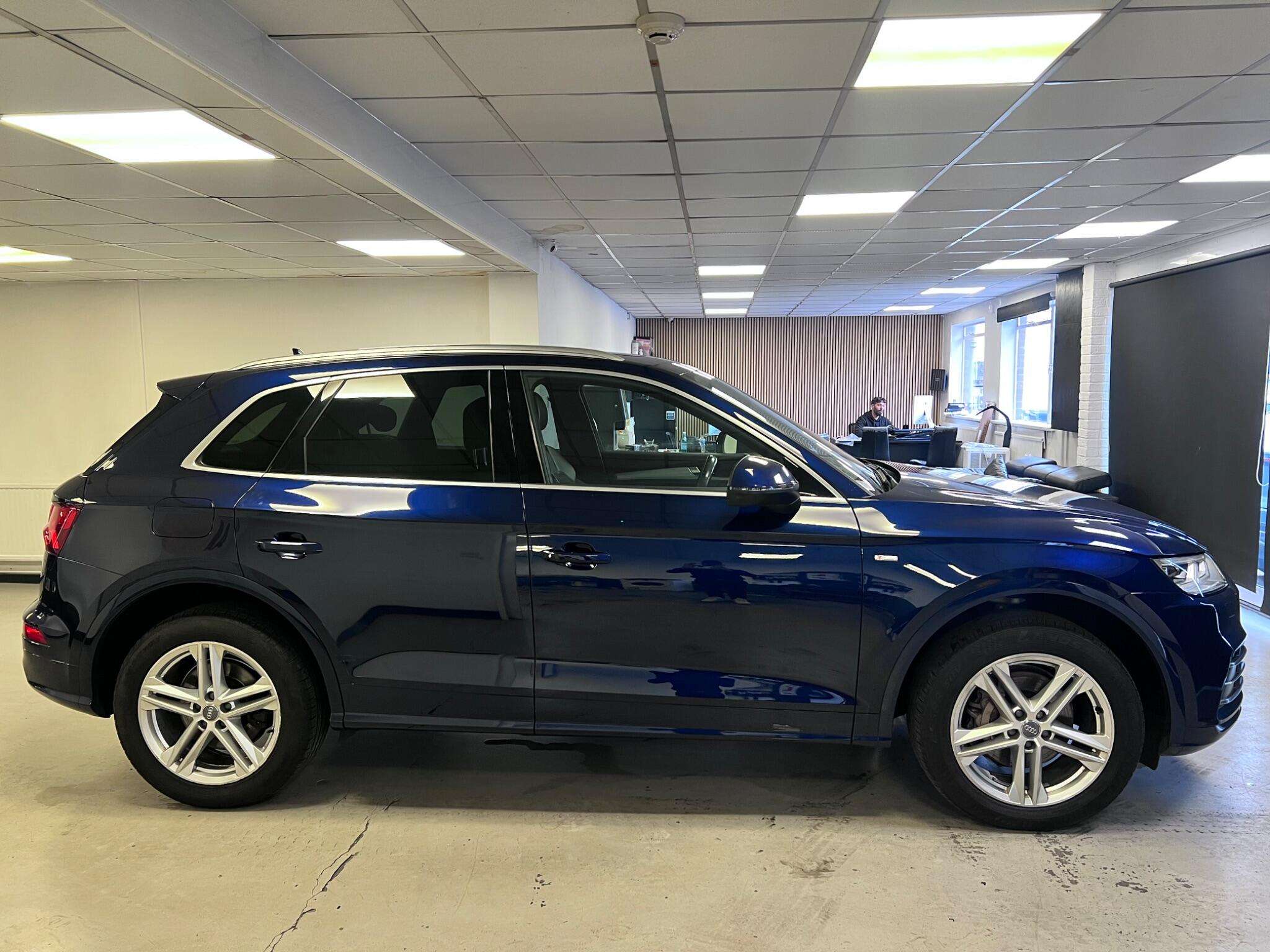 A 2019 AUDI Q5 2.0 TDI 40 S line S Tronic quattro Euro 6 (s/s) 5dr A 2019 AUDI Q5 2.0 TDI 40 S line S Tronic quattro Euro 6 (s/s) 5dr
