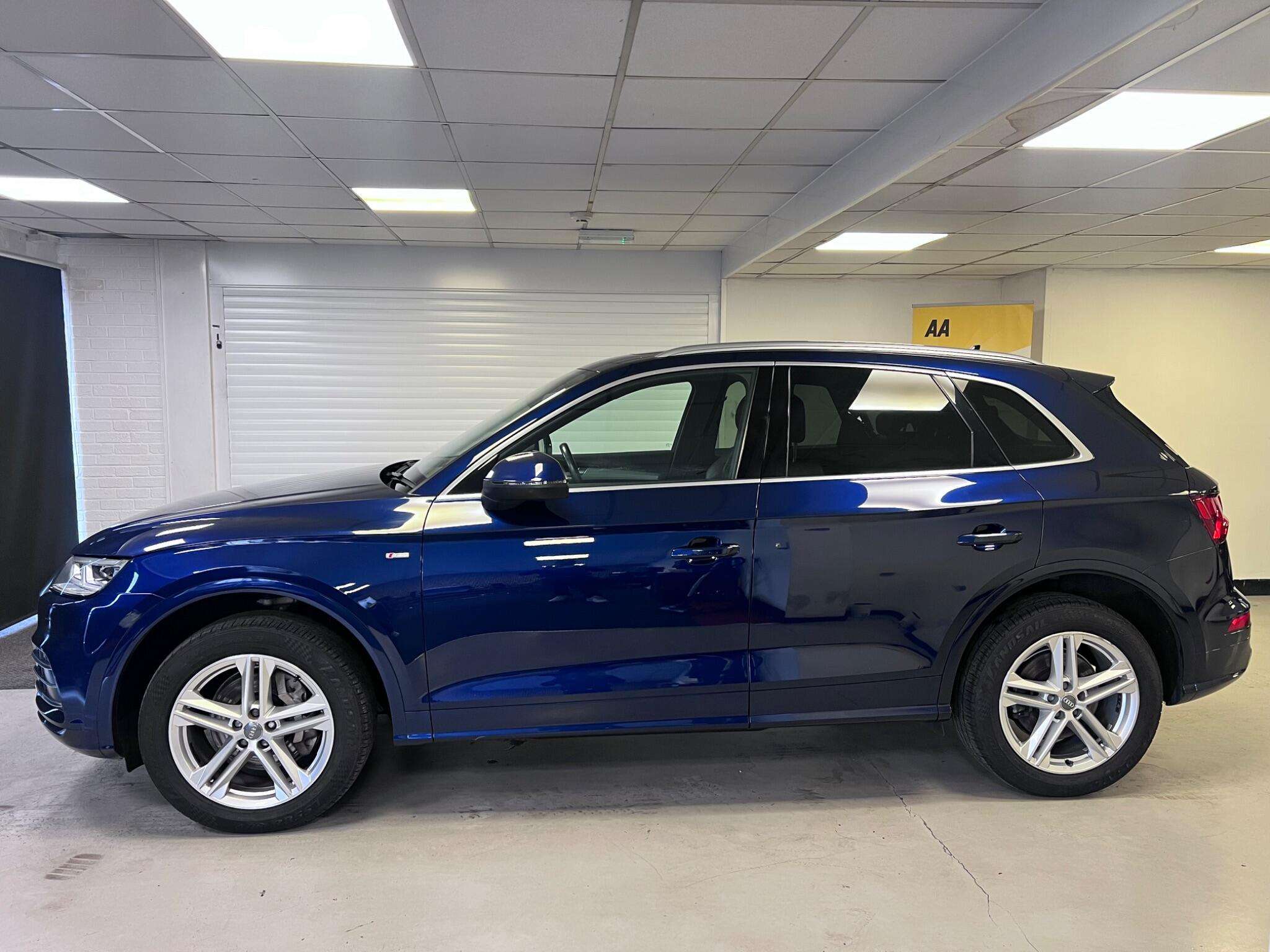 A 2019 AUDI Q5 2.0 TDI 40 S line S Tronic quattro Euro 6 (s/s) 5dr A 2019 AUDI Q5 2.0 TDI 40 S line S Tronic quattro Euro 6 (s/s) 5dr
