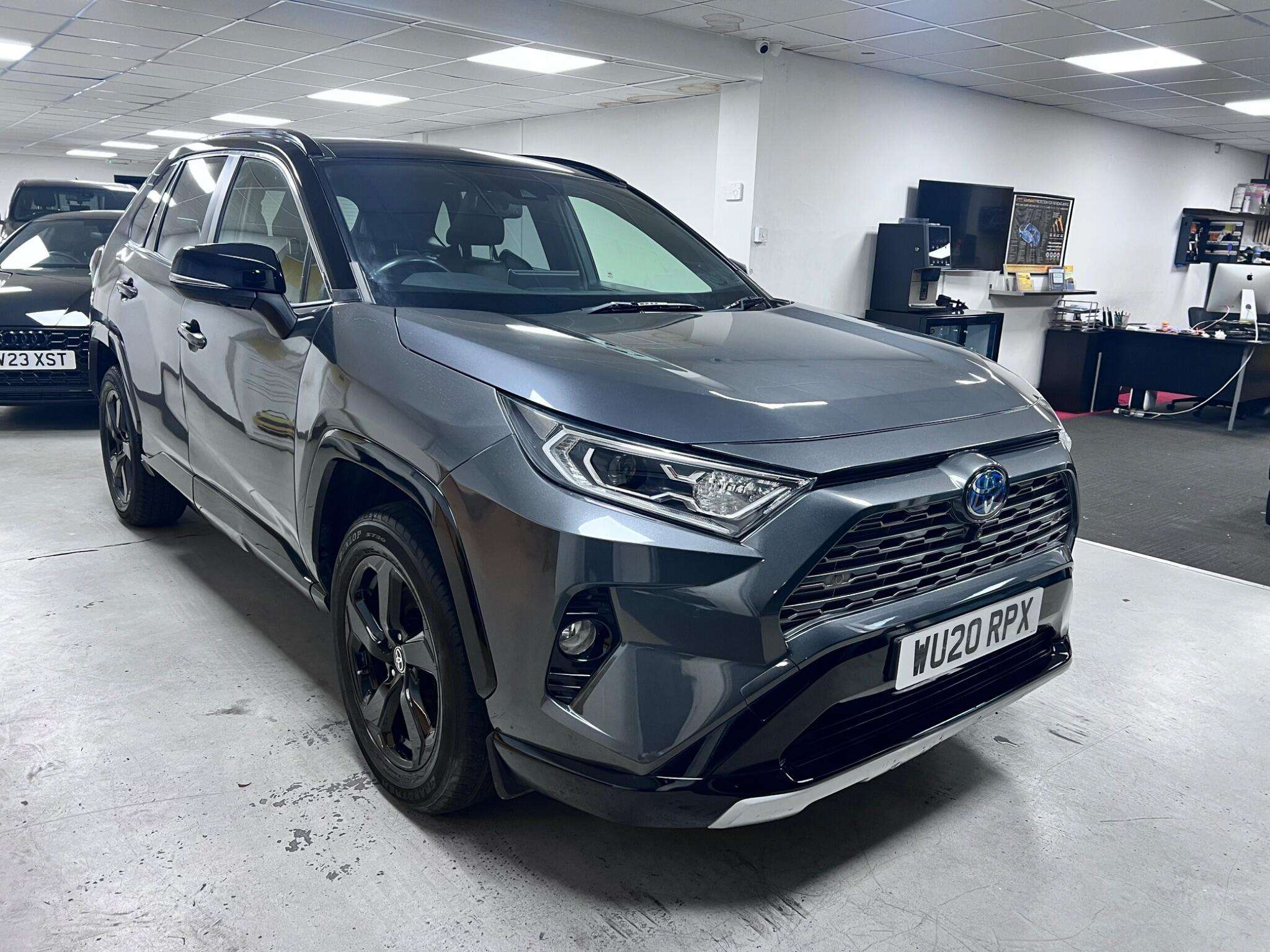 A 2020 TOYOTA RAV4 2.5 VVT-h Dynamic CVT 4WD Euro 6 (s/s) 5dr A 2020 TOYOTA RAV4 2.5 VVT-h Dynamic CVT 4WD Euro 6 (s/s) 5dr