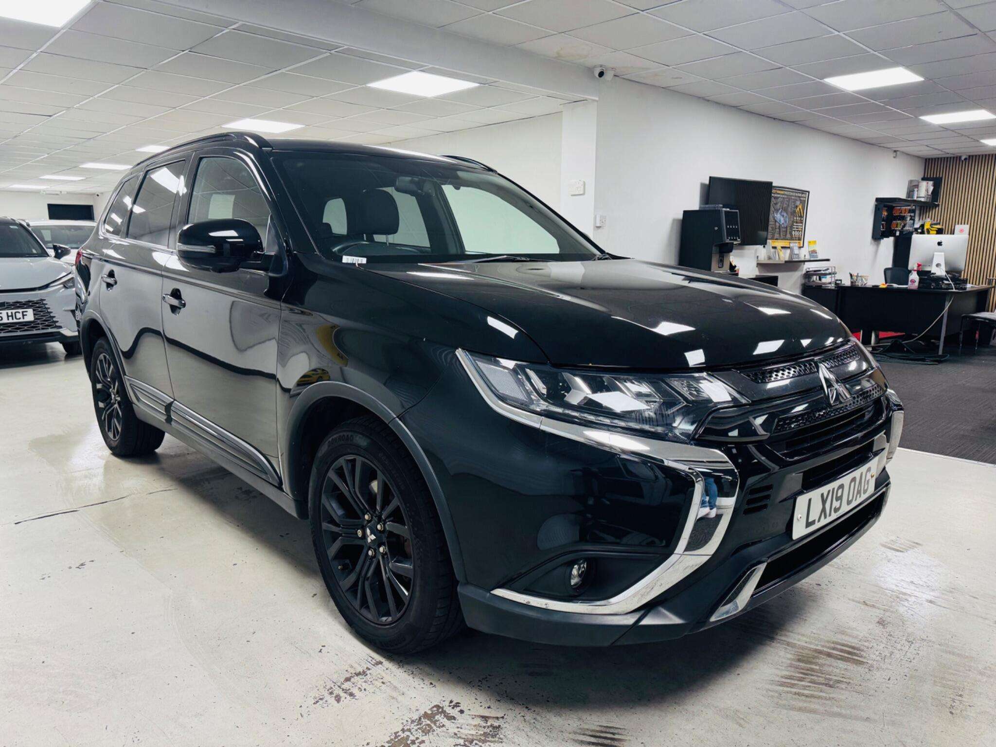 A 2019 MITSUBISHI OUTLANDER 2.0 MIVEC Black CVT 4WD Euro 6 (s/s) 5dr A 2019 MITSUBISHI OUTLANDER 2.0 MIVEC Black CVT 4WD Euro 6 (s/s) 5dr