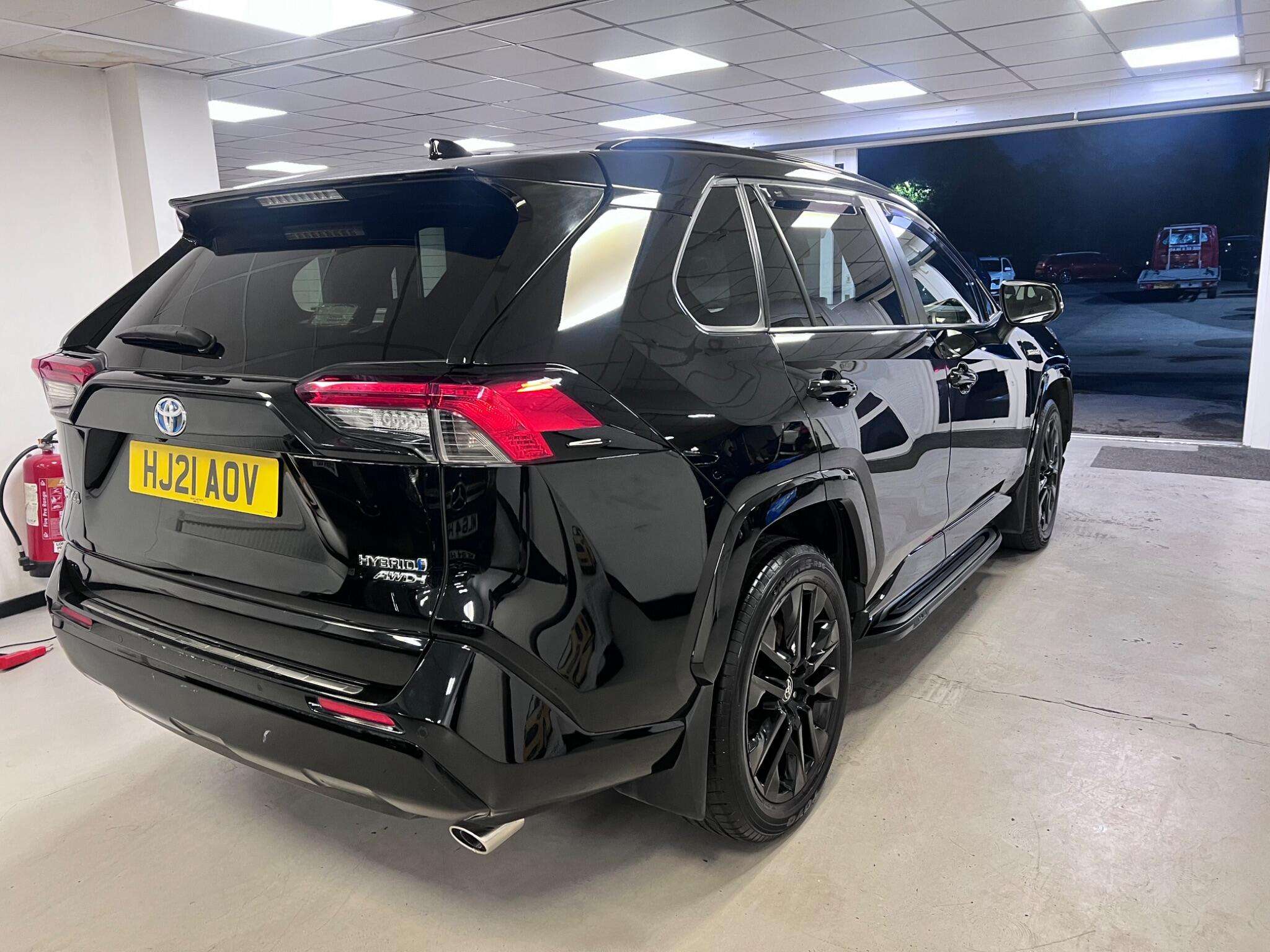 A 2021 TOYOTA RAV4 2.5 VVT-h Black Edition CVT 4WD Euro 6 (s/s) 5dr A 2021 TOYOTA RAV4 2.5 VVT-h Black Edition CVT 4WD Euro 6 (s/s) 5dr