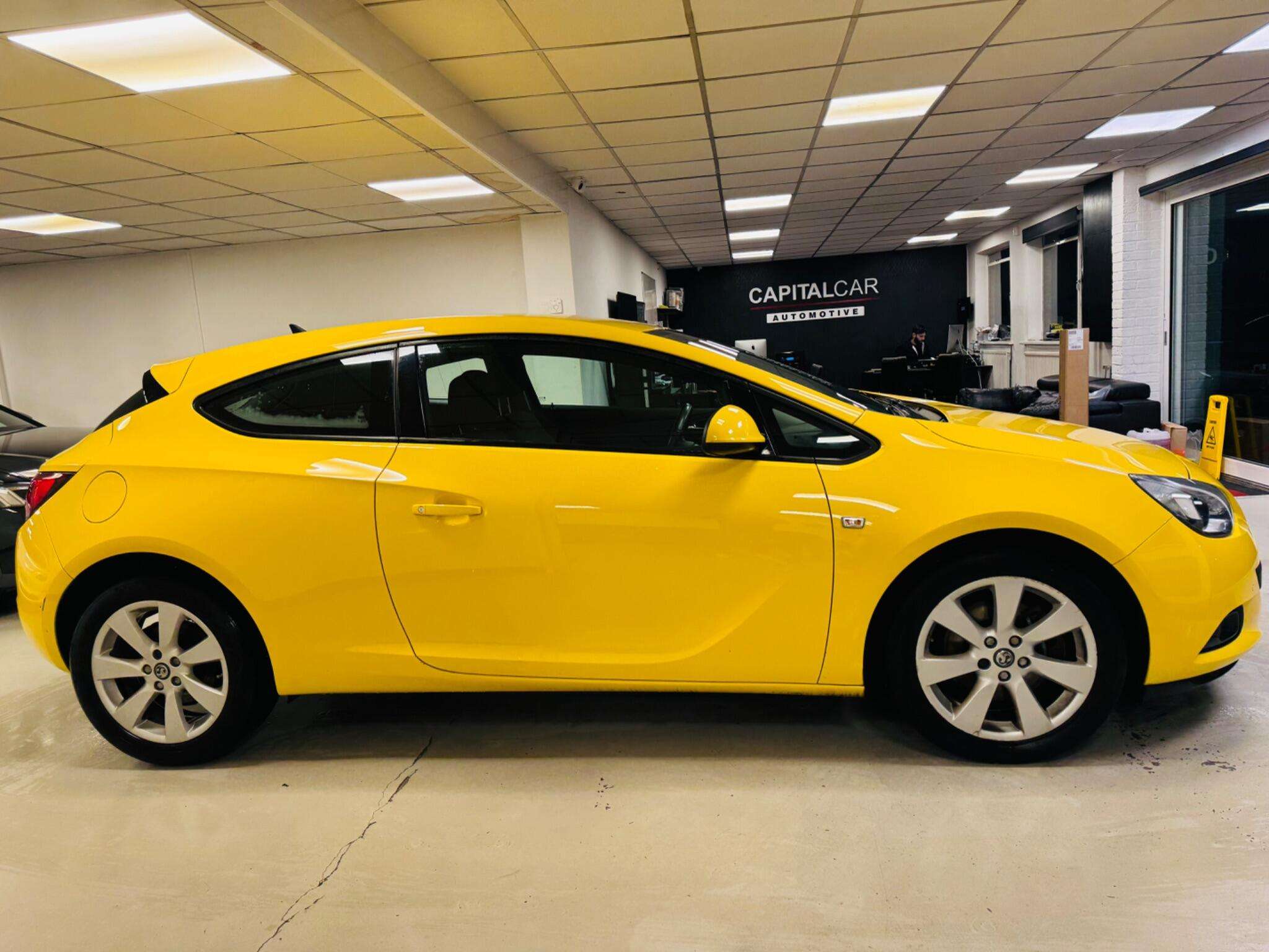 A 2014 VAUXHALL ASTRA 1.4T Sport Auto Euro 5 3dr A 2014 VAUXHALL ASTRA 1.4T Sport Auto Euro 5 3dr