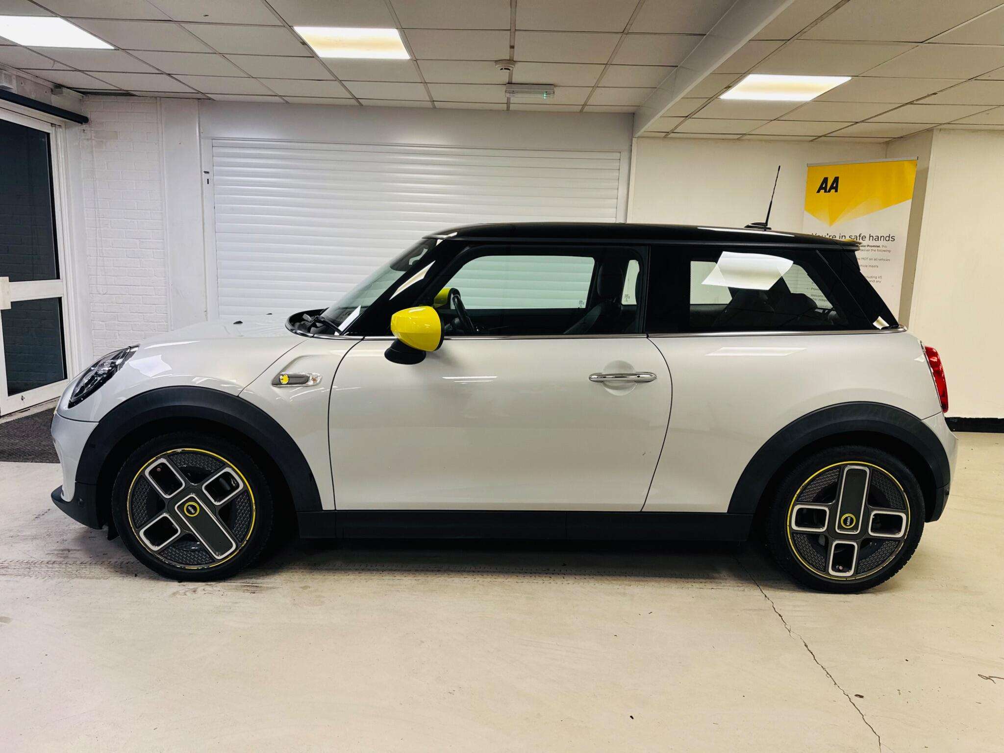 A 2020 MINI ELECTRIC COOPER Cooper SE 32.6kWh Level 3 Auto 3dr A 2020 MINI ELECTRIC COOPER Cooper SE 32.6kWh Level 3 Auto 3dr