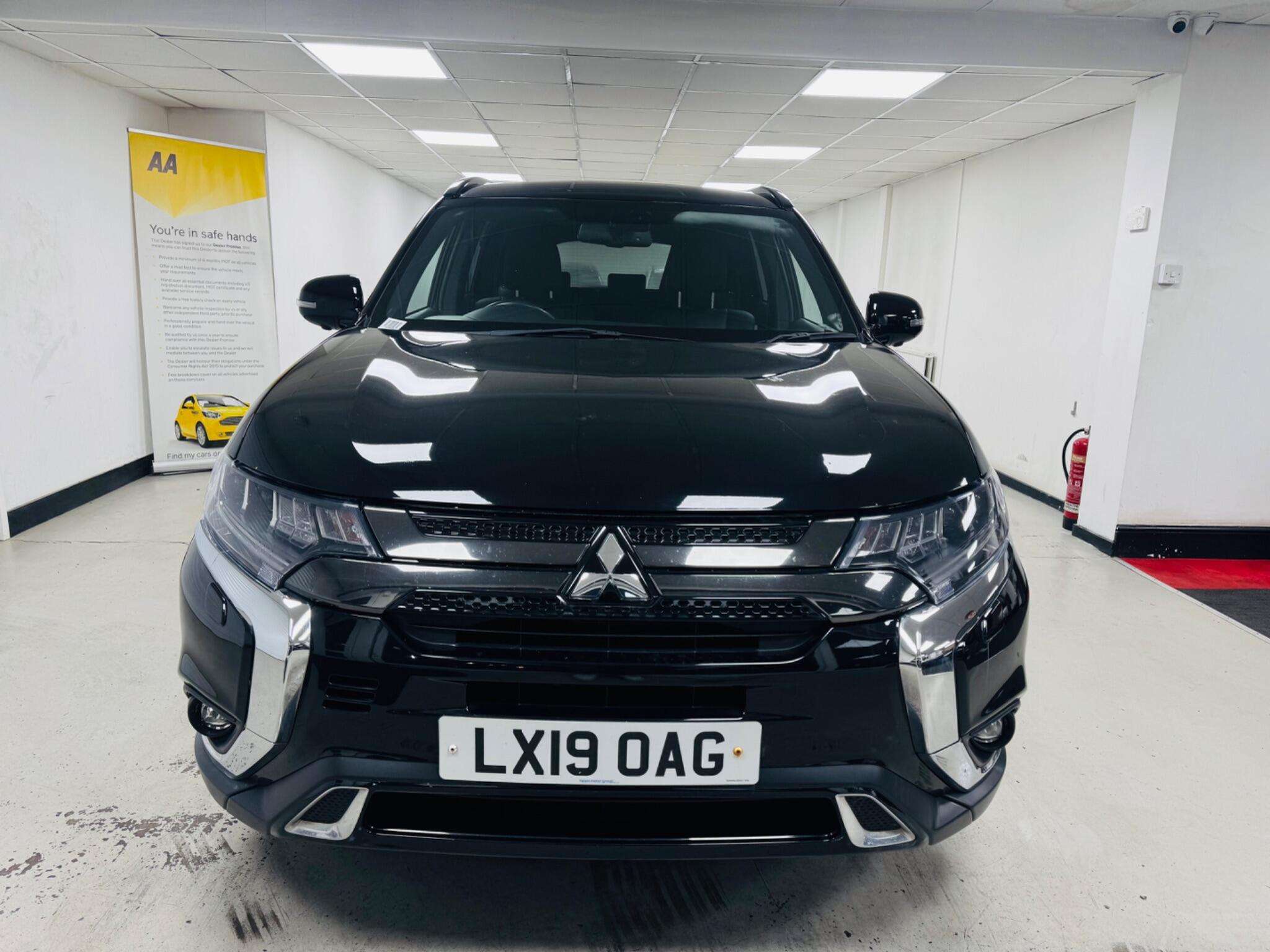 A 2019 MITSUBISHI OUTLANDER 2.0 MIVEC Black CVT 4WD Euro 6 (s/s) 5dr A 2019 MITSUBISHI OUTLANDER 2.0 MIVEC Black CVT 4WD Euro 6 (s/s) 5dr